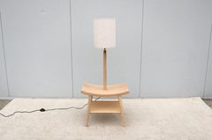 Autoban moderna para lámpara de libros De La Espada, una lámpara de pie y una mesilla de noche de roble