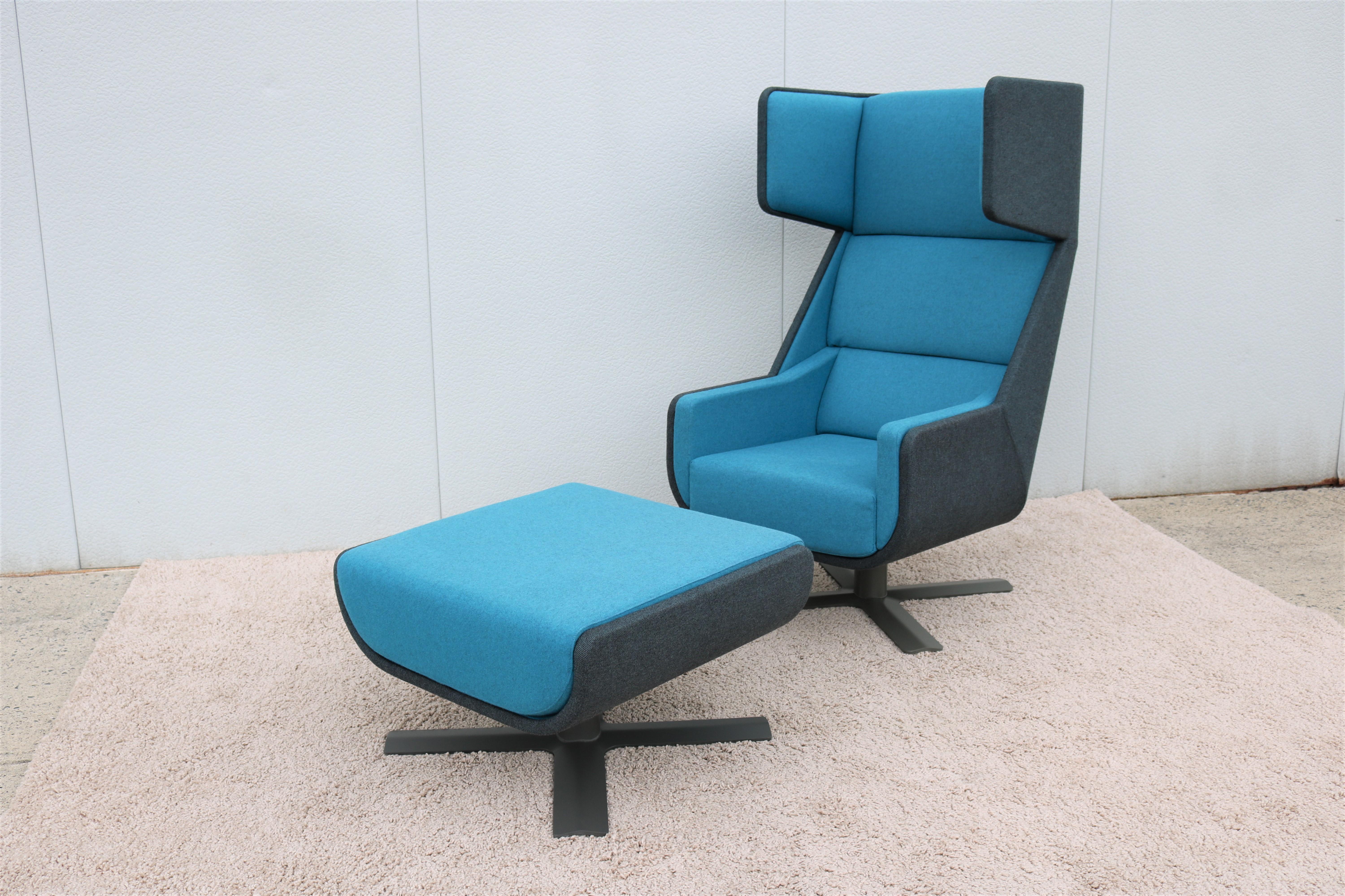 The BuzziMe lounge chair combines functionality and ergonomics, built with dense high performance acoustic sound absorbing materials.
Its unique design has been developed intentionally to reduce external noise and peripheral vision.
It creates