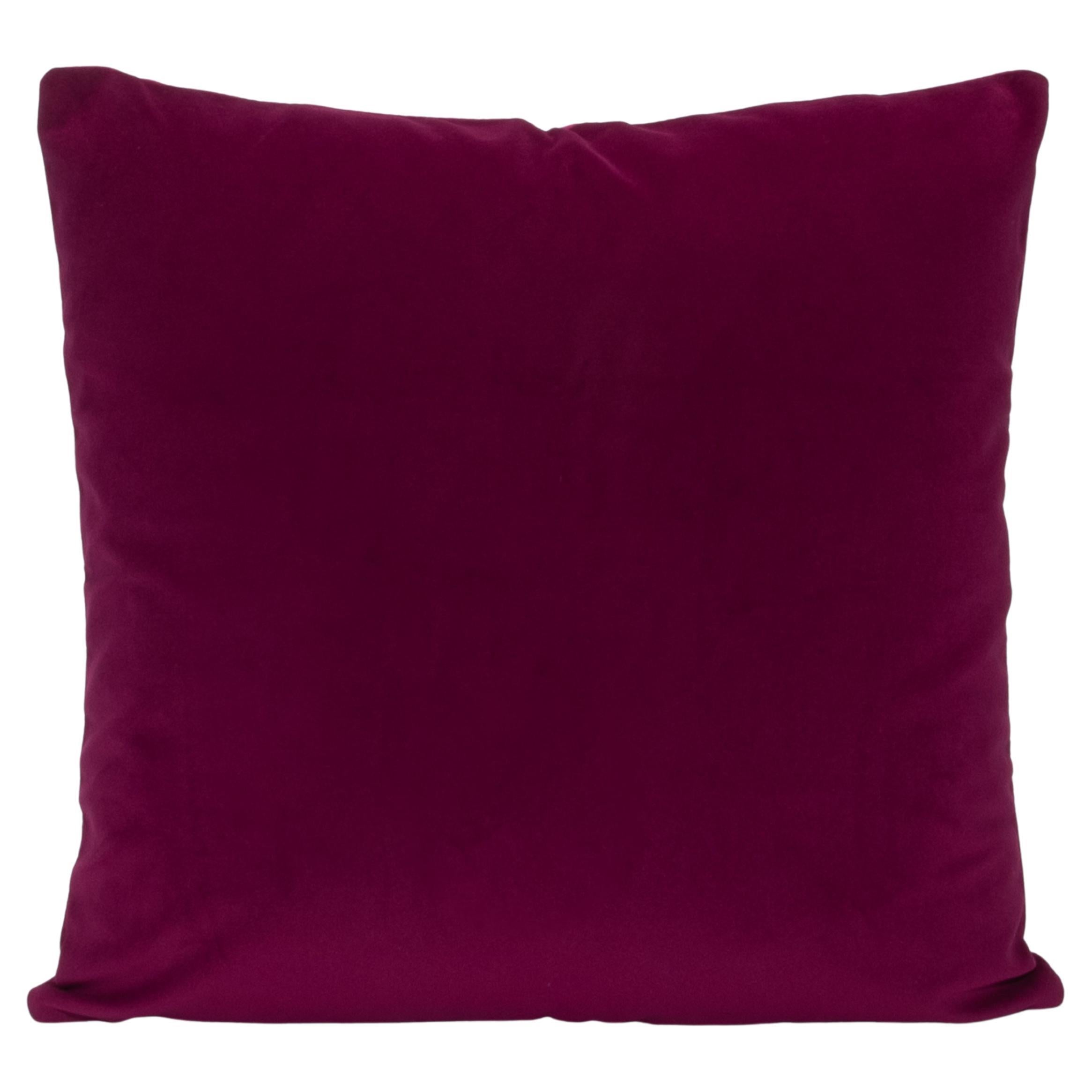 Tauchen Sie Ihr Interieur in Opulenz mit dem Modern Ruby Velvet Decorative Pillow von MOGUL, einer atemberaubenden Verkörperung von Luxus und Handwerkskunst. Mit ihrem prächtigen rubinroten Samt verströmen diese Kissen eine warme, einladende