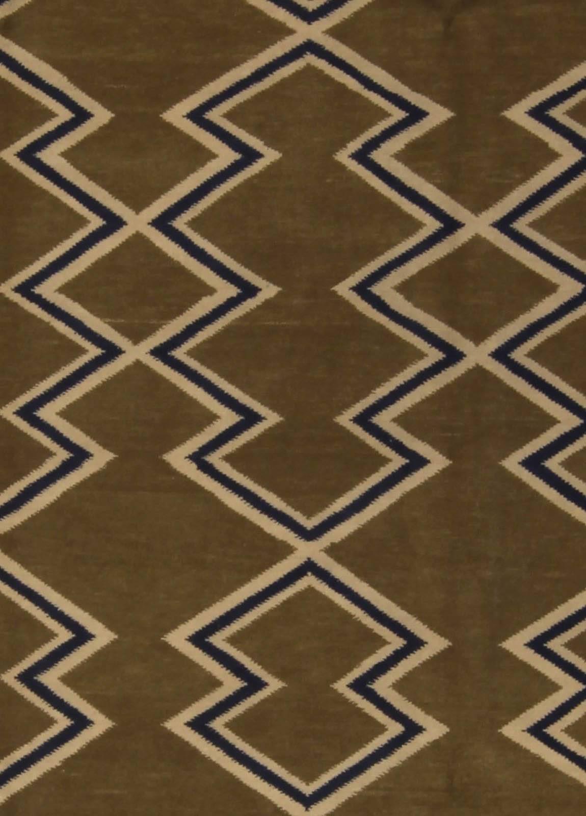 Tapis géométrique aztèque moderne fait main par Doris Leslie Blau.
Taille : 274 x 365 cm (9'0