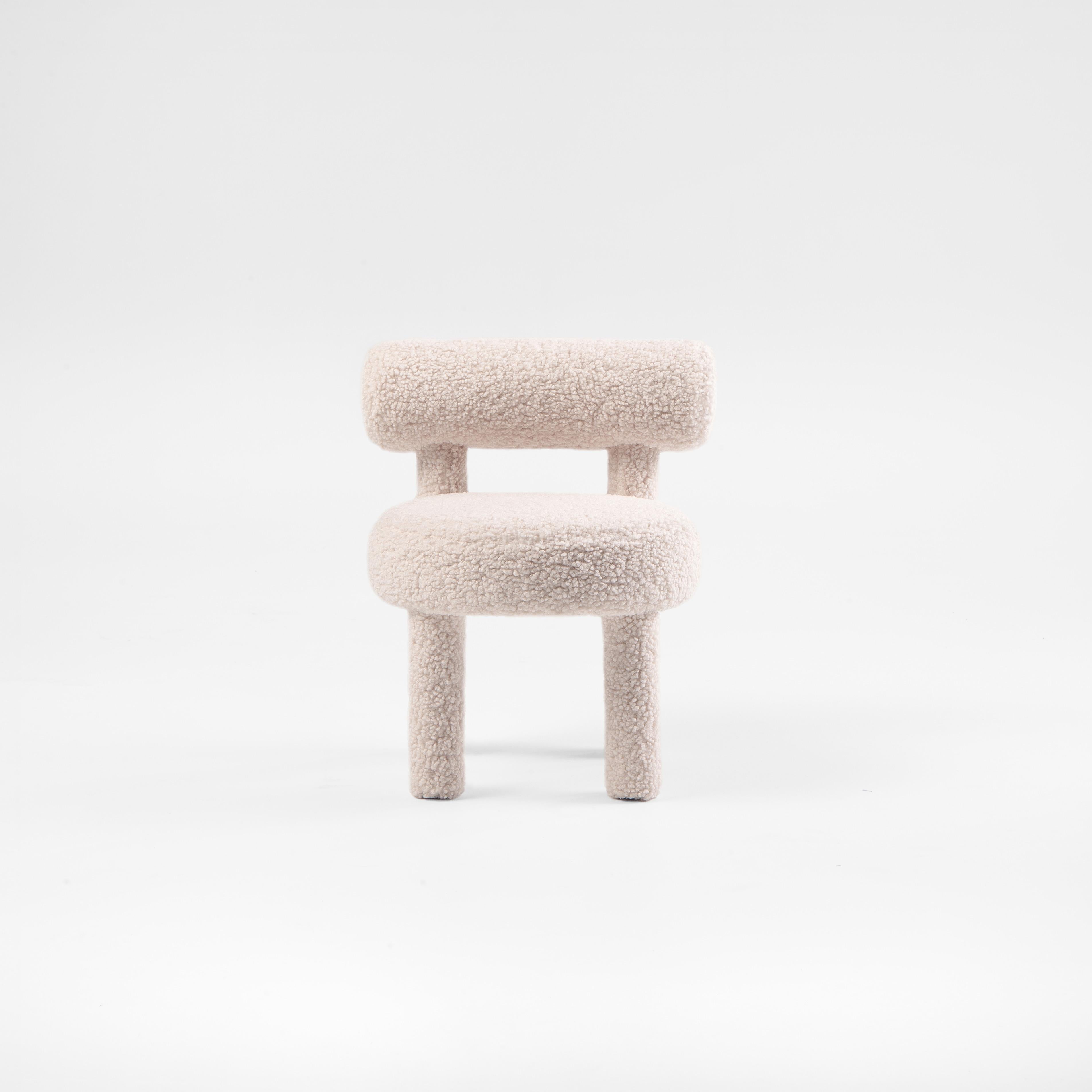 L'ultima novità dell'iconica collezione di mobili NOOM è la Gropius Fluffy Edition. Questa splendida sedia combina un'estetica senza tempo con il massimo del comfort, perfetta per gli interior designer, gli architetti e gli amanti del design che
