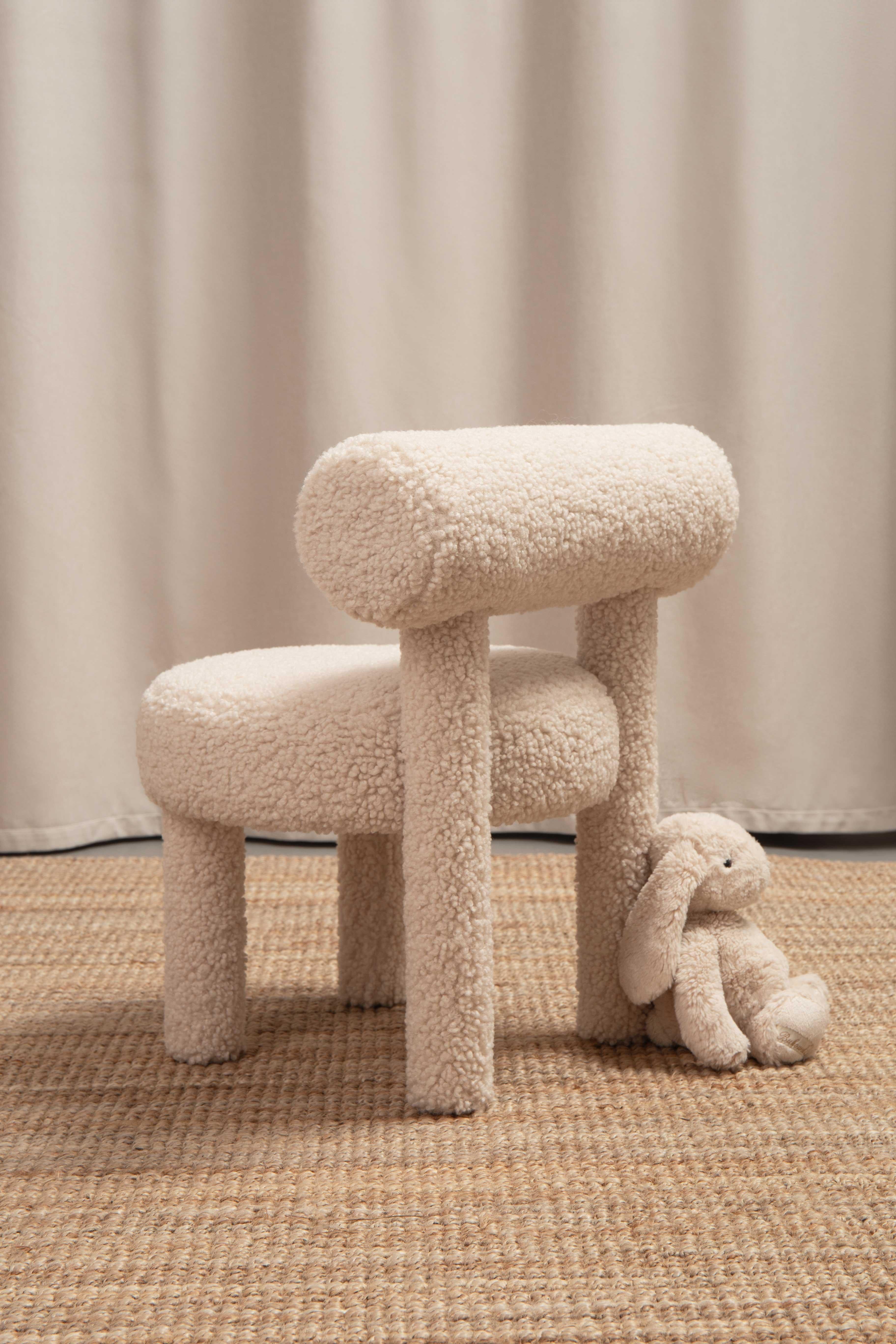 Ucraino Sedia moderna Baby Gropius CS1 Fluffy Edition in finta pelle di pecora di NOOM in vendita