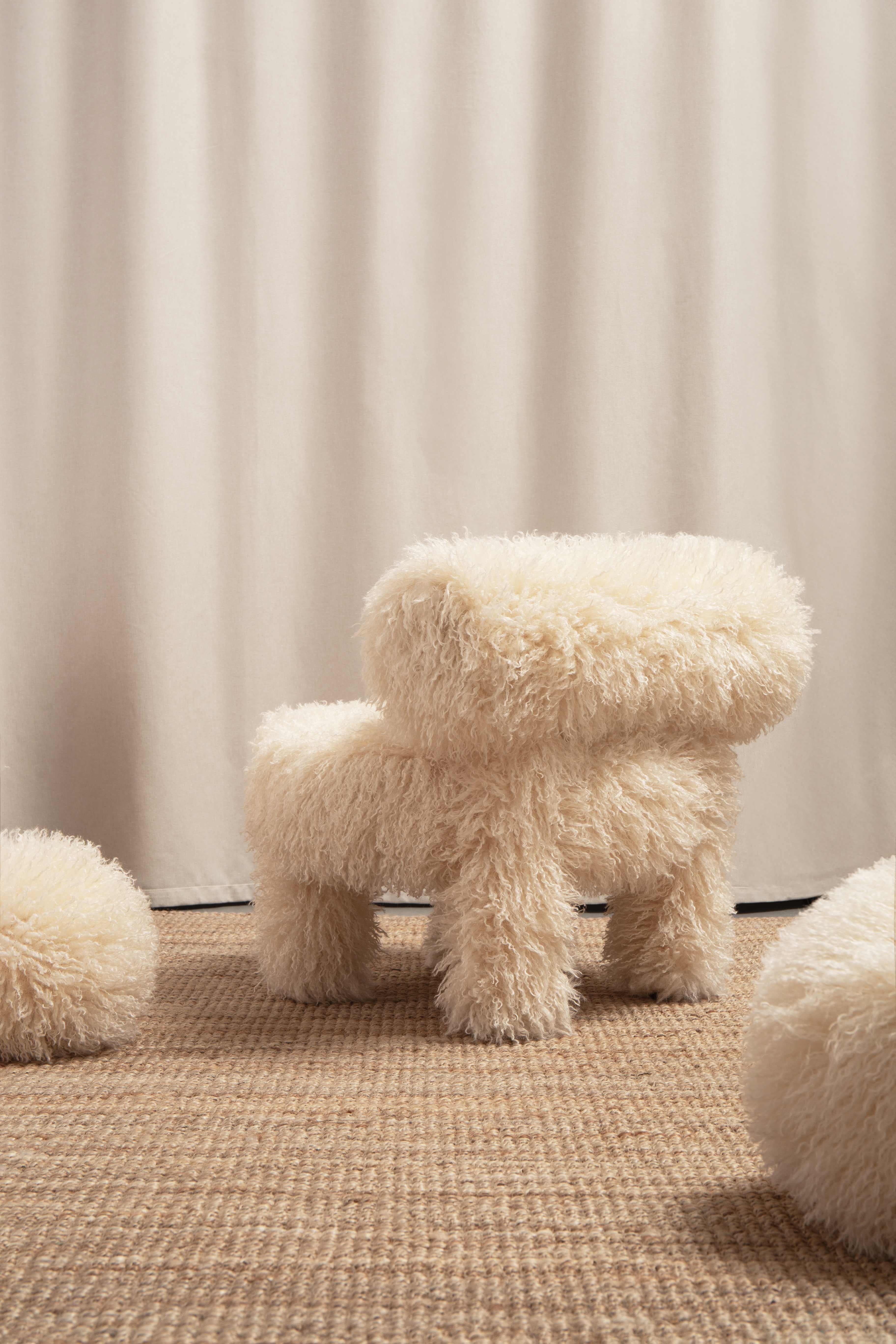 XXIe siècle et contemporain Chaise basse Baby Gropius CS1 moelleuse en fausse fourrure de Noom en vente