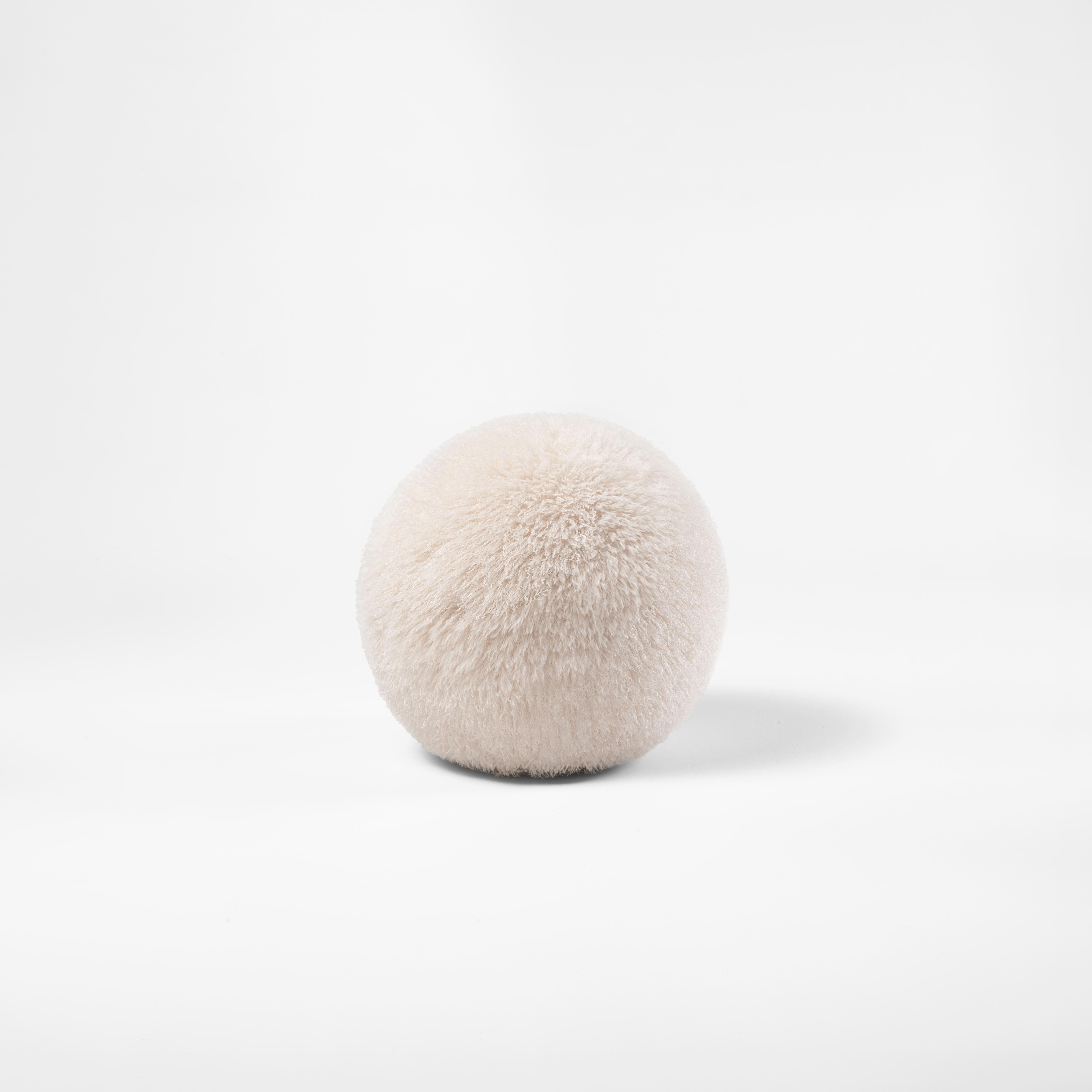 Modern Baby Spheric Ottoman Fluffy Edition in finta pelle di pecora di NOOM in vendita 1