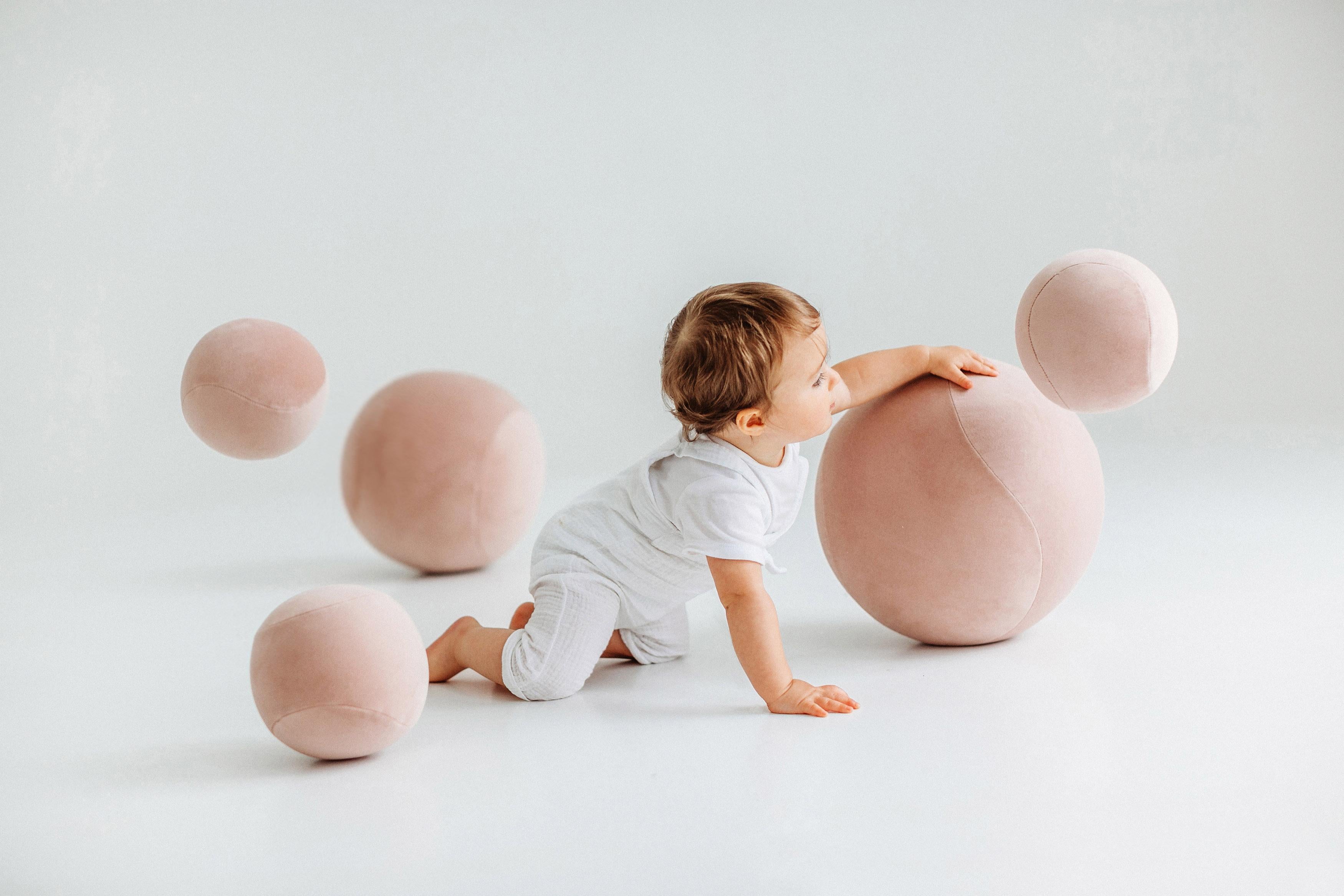 Pouf sphérique pour bébé Édition moelleuse en fausse fourrure de qualité supérieure par NOOM en vente 5