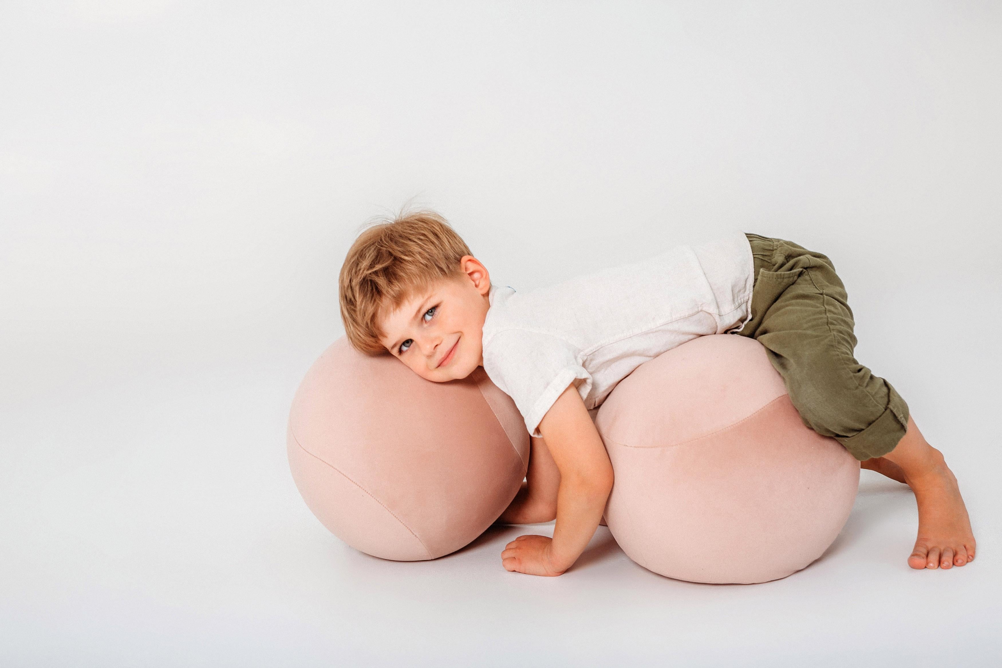 Pouf sphérique pour bébé Édition moelleuse en fausse fourrure de qualité supérieure par NOOM en vente 8