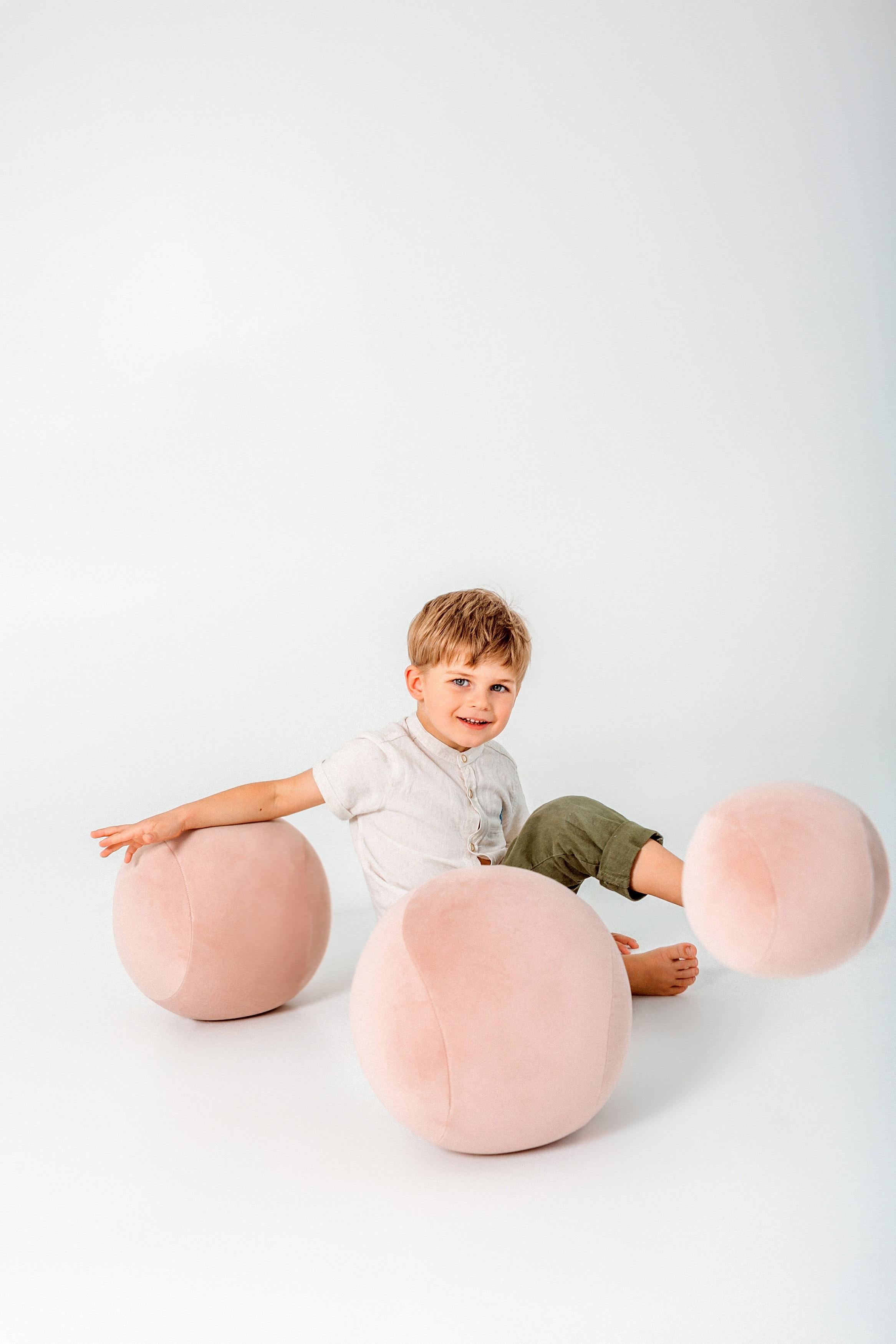 Pouf sphérique pour bébé Édition moelleuse en fausse fourrure de qualité supérieure par NOOM en vente 9