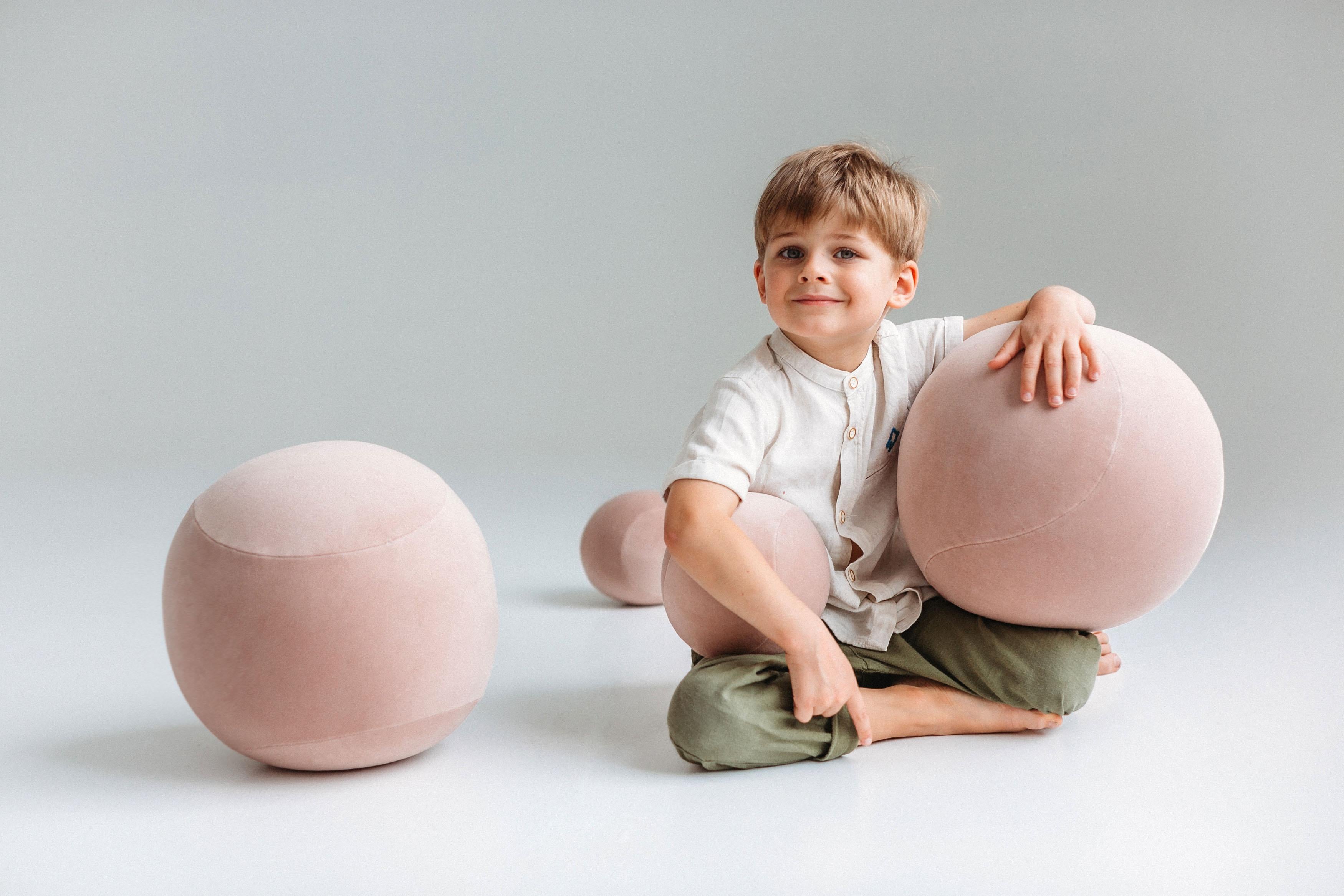 Pouf sphérique pour bébé Édition moelleuse en fausse fourrure de qualité supérieure par NOOM en vente 10