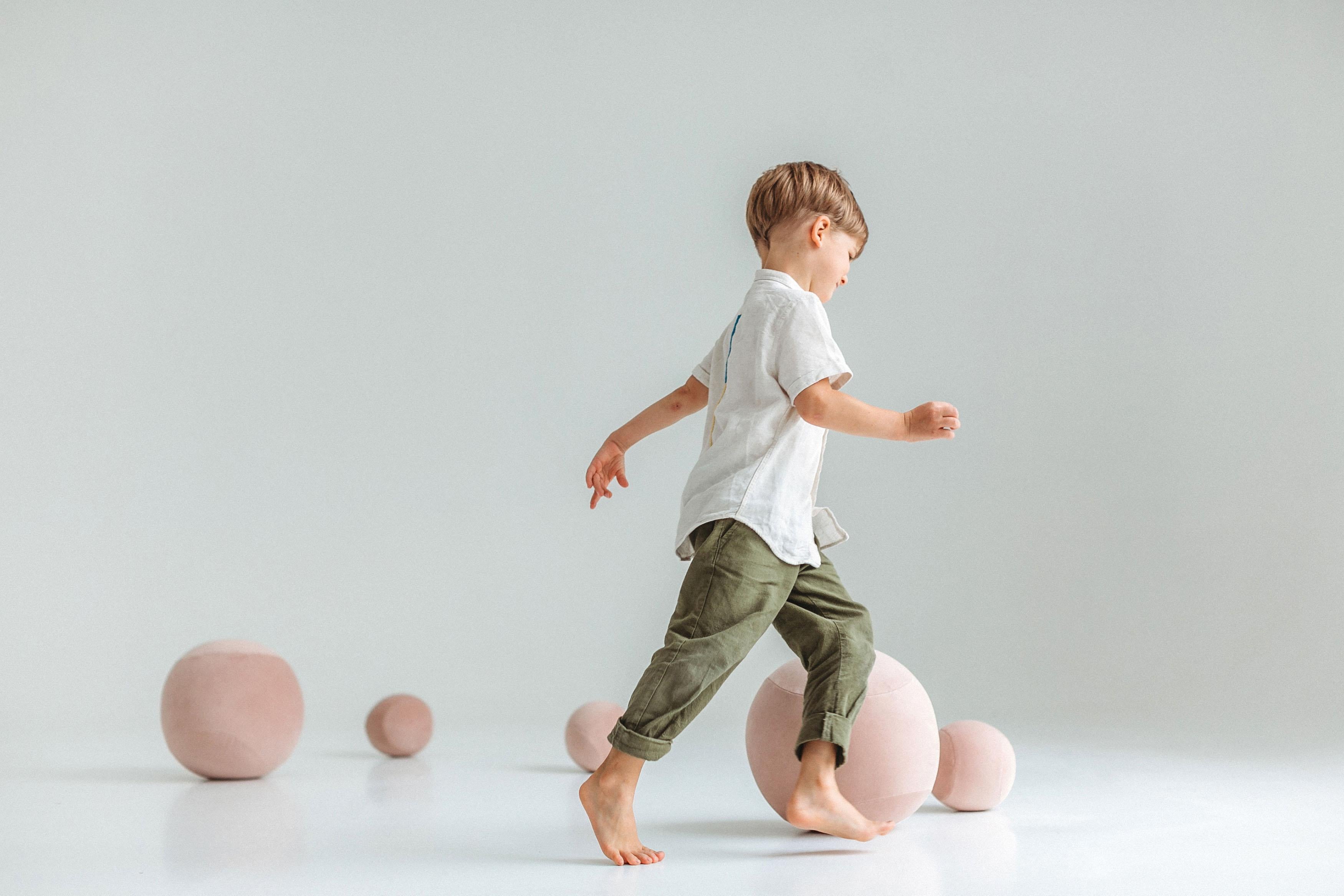 Pouf sphérique pour bébé Édition moelleuse en fausse fourrure de qualité supérieure par NOOM en vente 11