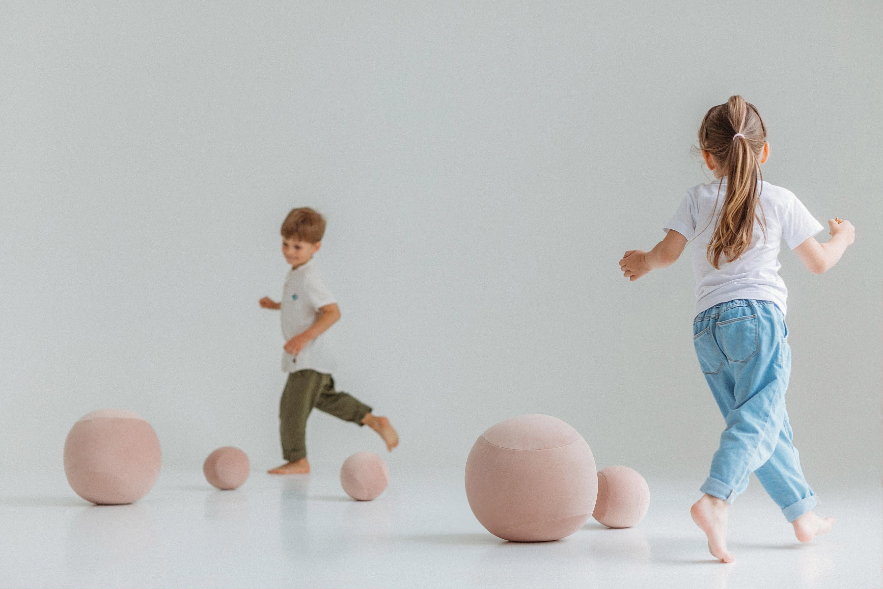 Pouf sphérique pour bébé Édition moelleuse en fausse fourrure de qualité supérieure par NOOM en vente 12