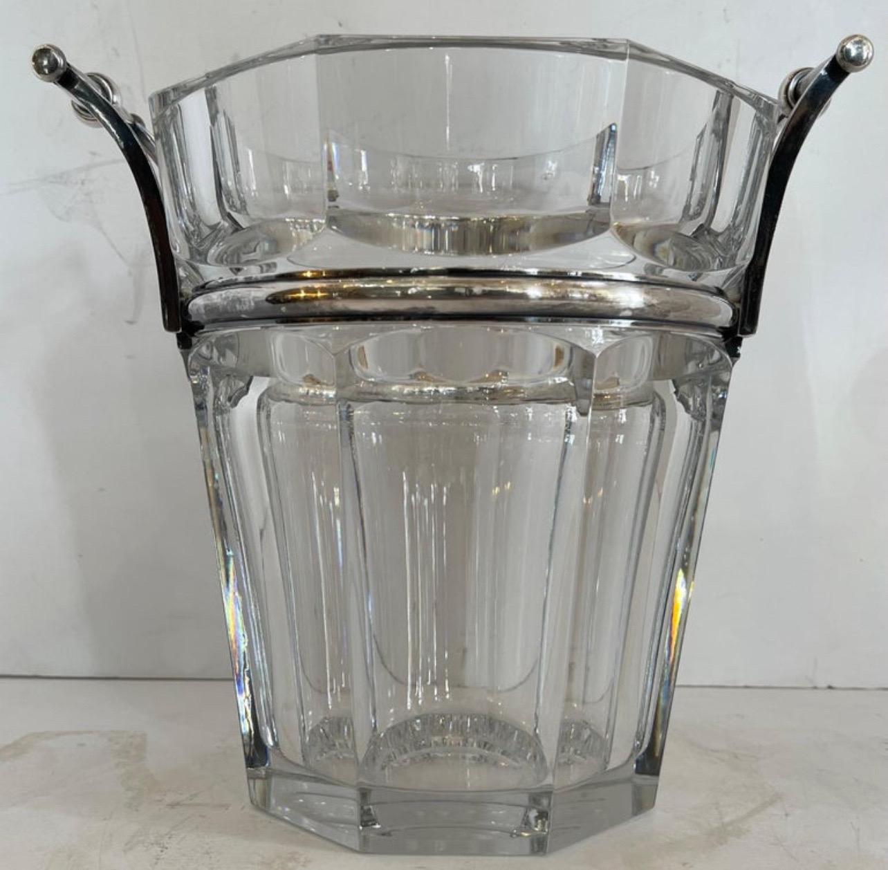Ein moderner Baccarat Moulin Rouge / Harcourt Kristall Champagner Kühler Eiskübel, mit Säure geätzt Herstellerzeichen auf der Unterseite, 
Der achteckige, spitz zulaufende, klare Kristall ist mit polierten, vernickelten und versilberten Griffen