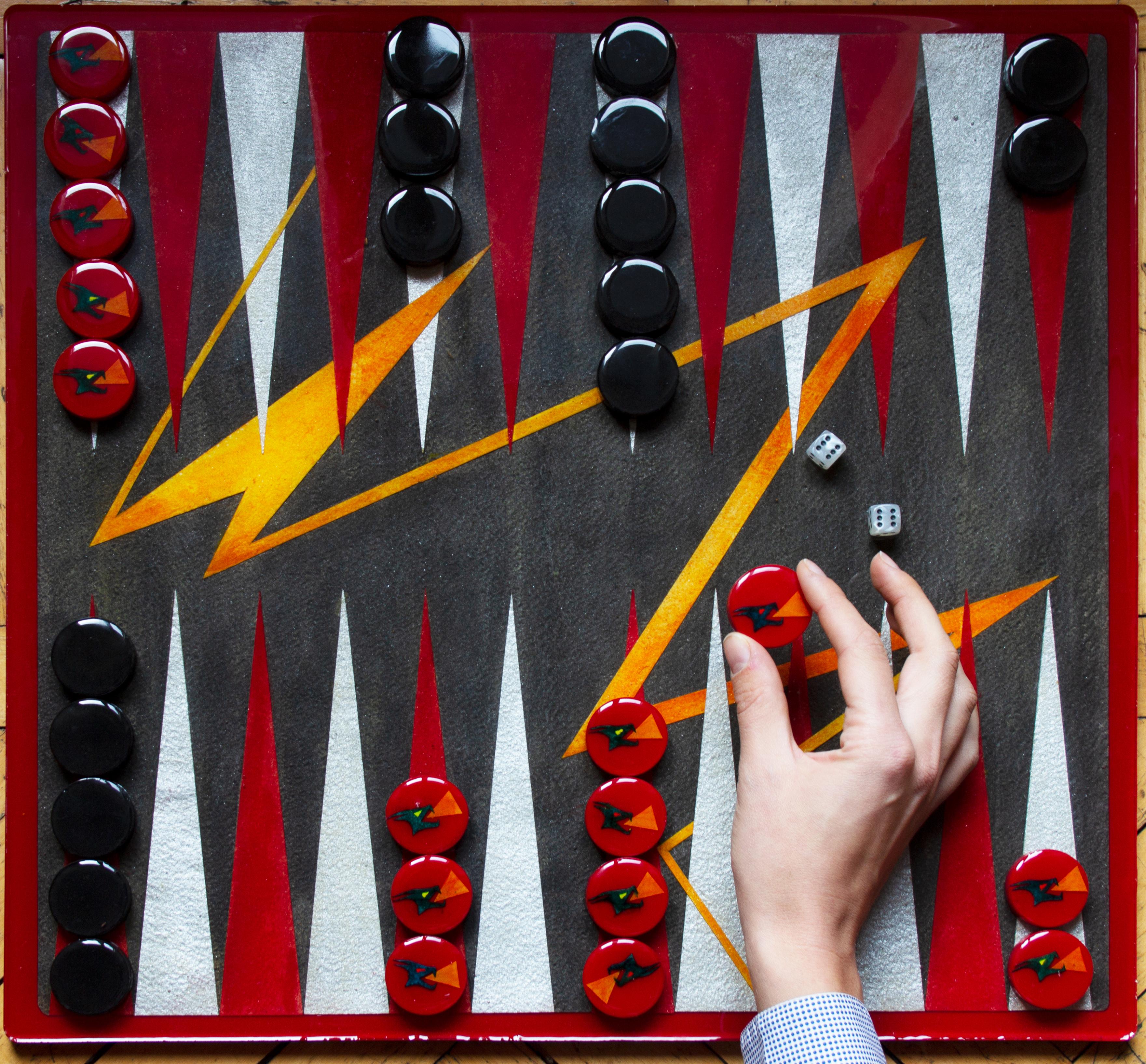 Moderno Gioco da tavolo Backgammon moderno fatto a mano in resina epossidica e dipinto a mano in edizione limitata in vendita