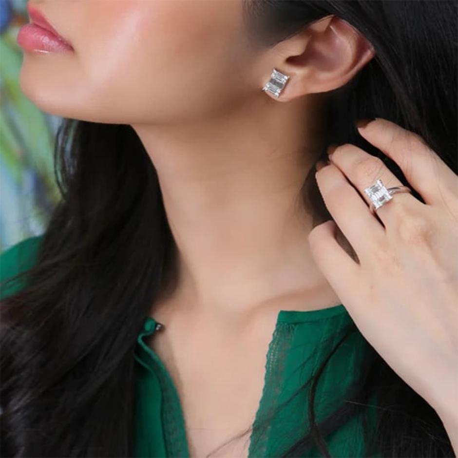 Modern Baguette Abstract Diamond Earring Ring Set For Sale 4