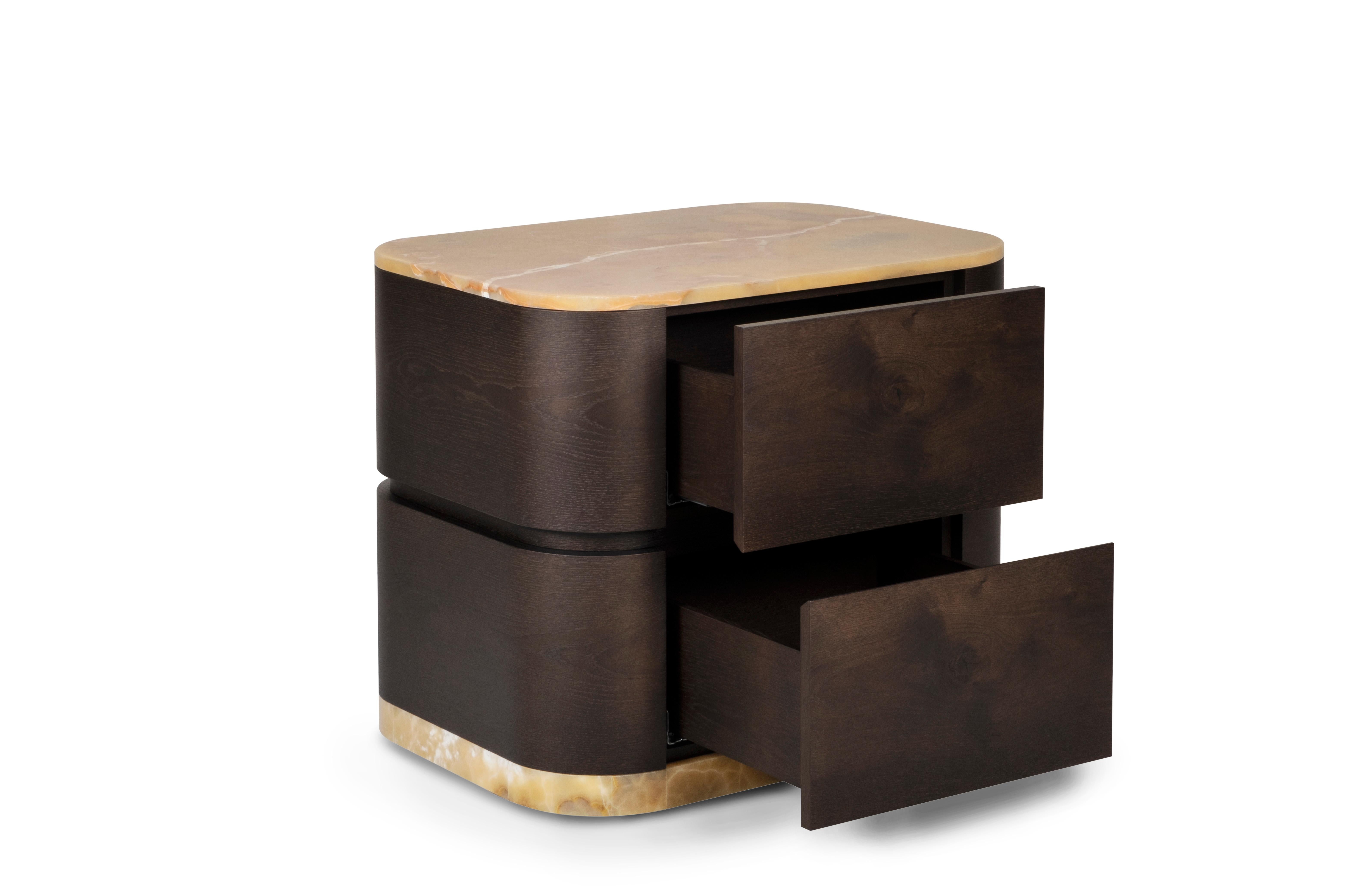 Baía Nachttisch, Modern Collection, handgefertigt in Portugal - Europa von Greenapple.

Das Nachttischchen Baía kombiniert nahtlos feine Handwerkskunst mit modernem Design. Aus dunkelbraunem Eichenwurzelholz und Miel Onyx gefertigt, wird Baía zu