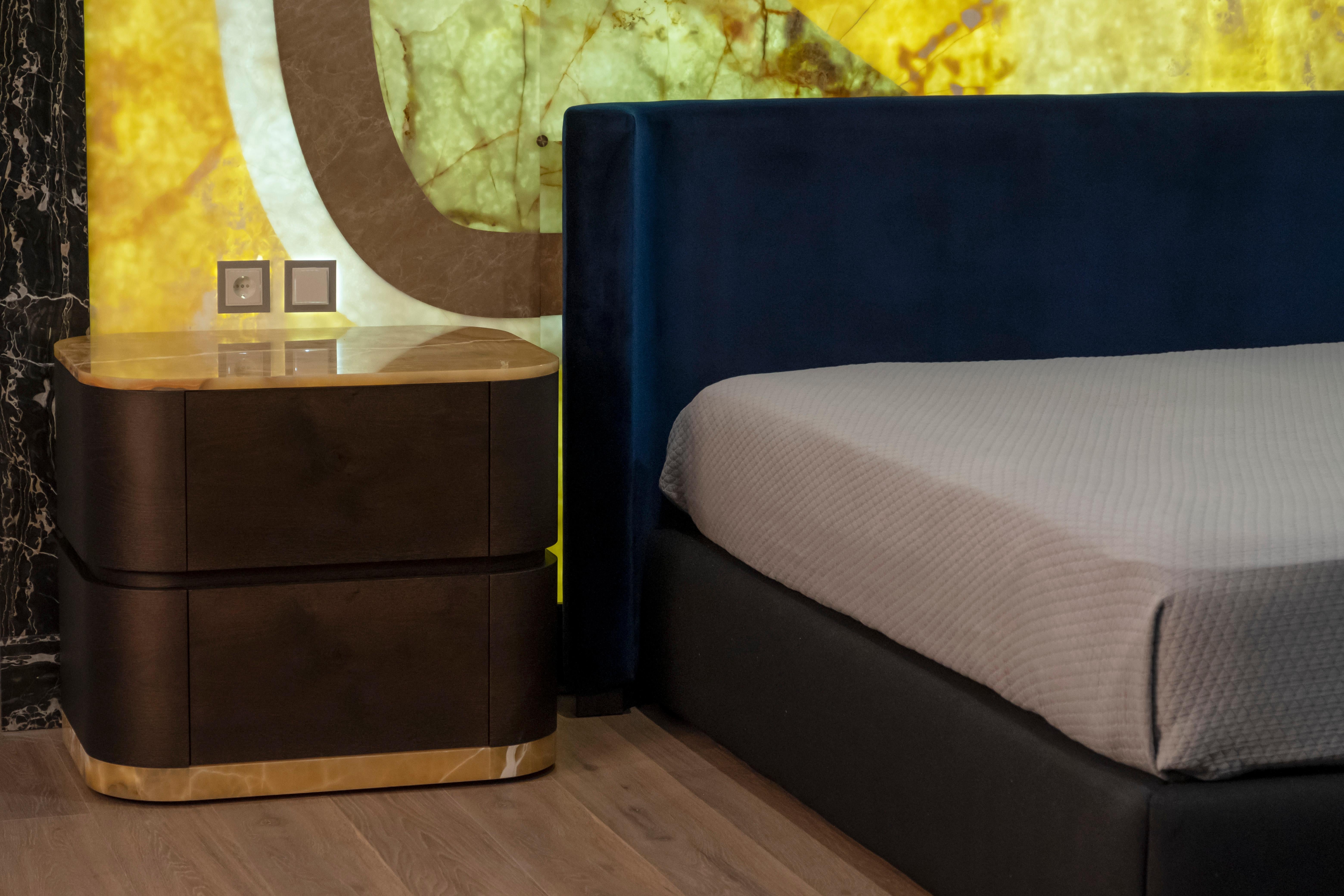 Fait main The Moderns Nightstand Bedside Table, Onyx Miel, Handmade Portugal by Greenapple en vente