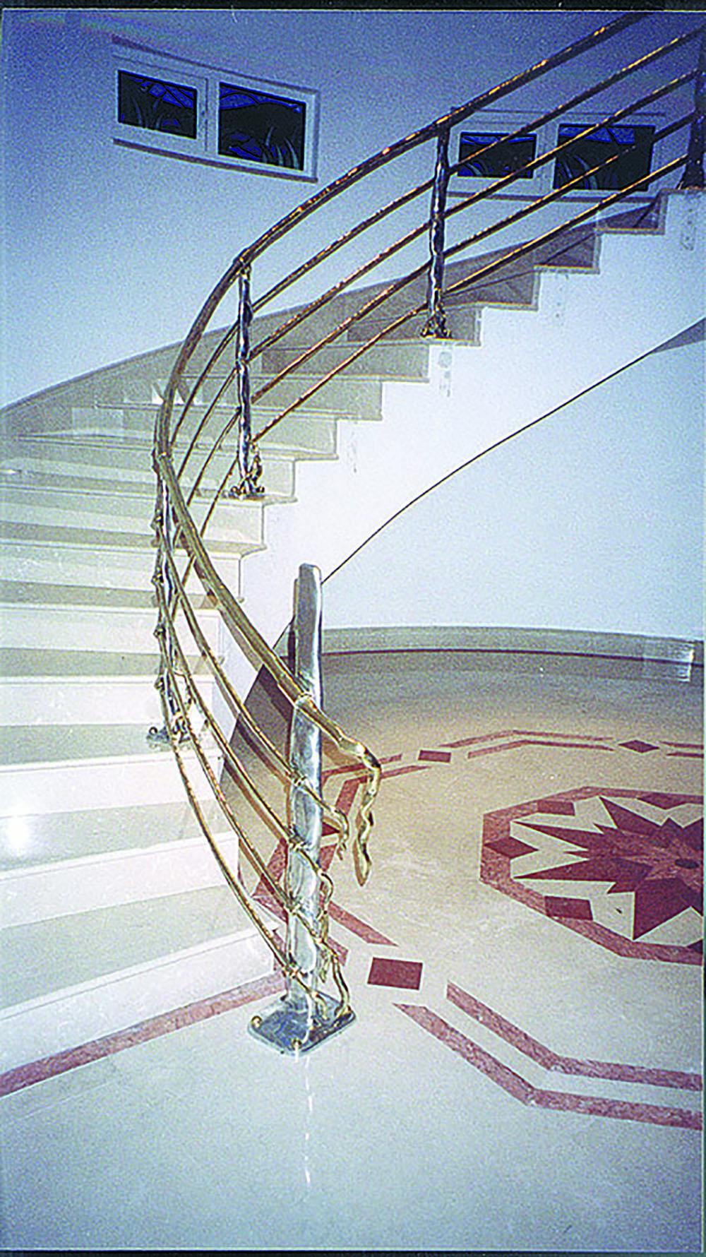 Moderne Balustraden aus massivem Aluminiumguss und Messing im Zustand „Neu“ im Angebot in Benahavis, AN