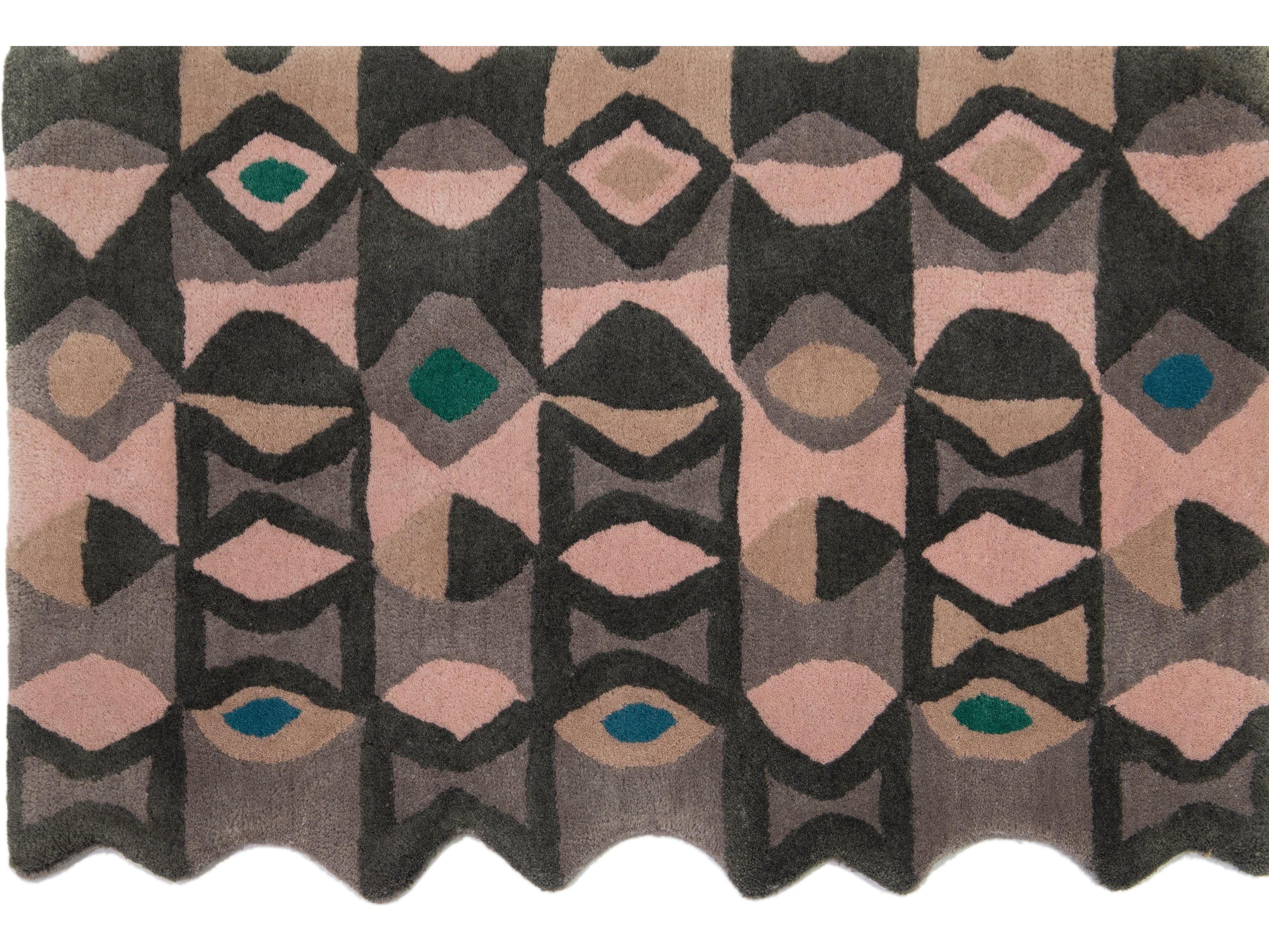 Laura Gottwald für Apadana Collection'S

Die unregelmäßige Holzschnitzerei von Bamako ist von der gleichen westafrikanischen Kunst inspiriert, die das westliche Design und die Kunst des frühen 20.

Unsere Teppiche werden aus persischer Schurwolle