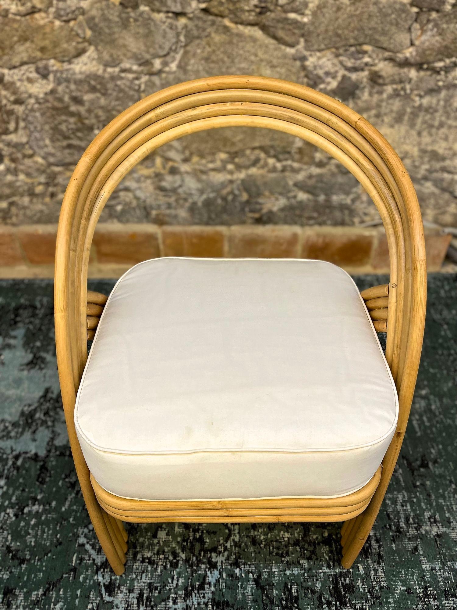 Chaise moderne et élégante créée par un artiste indonésien de la petite île de Java. Cette chaise contemporaine de belle facture impressionne par ses lignes organiques joliment modelées. Fabriqué à la main en bambou courbé, avec une couleur