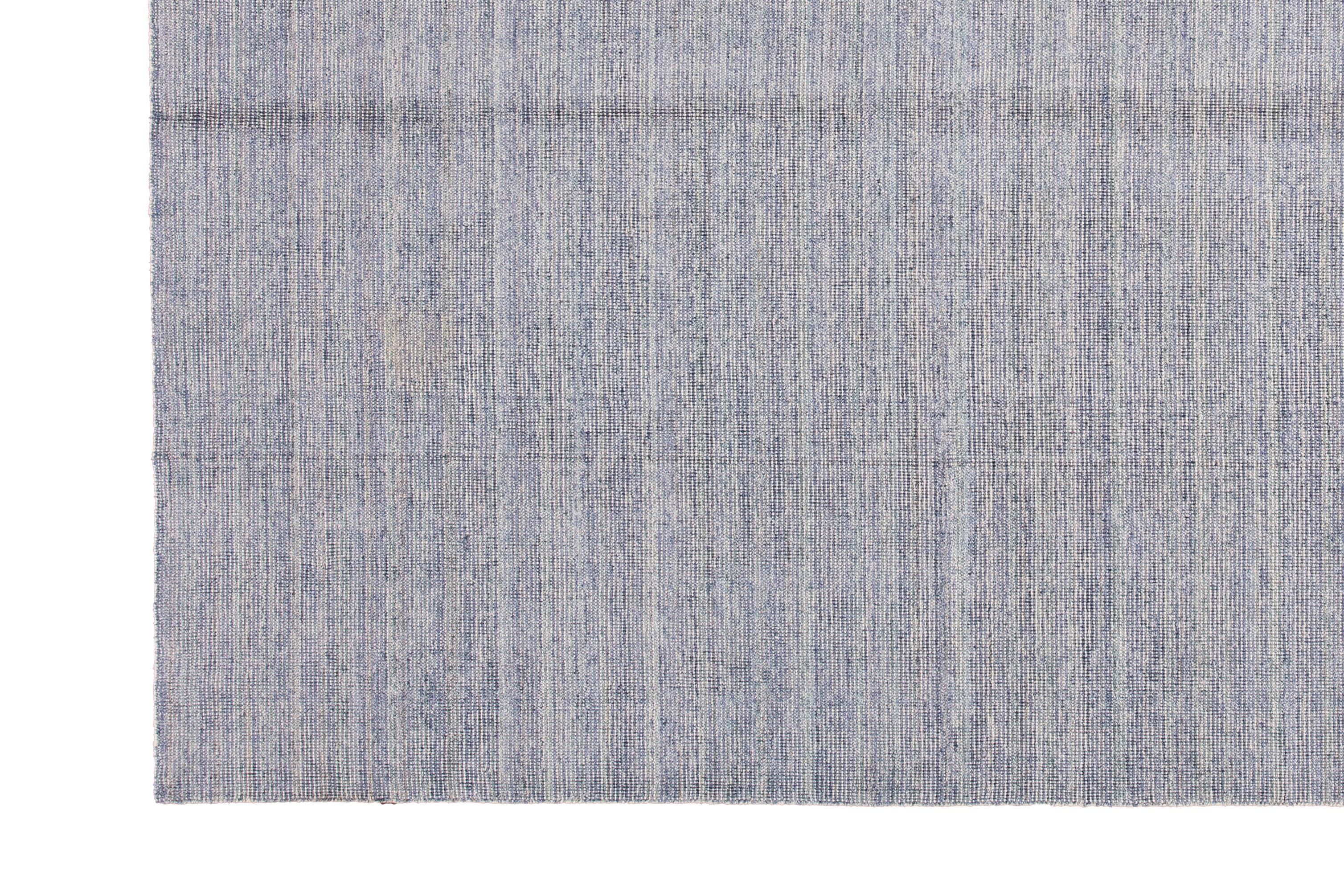 Schöner, moderner, handgefertigter indischer Boho-Teppich aus Bambus und Seide mit einem hellblauen und elfenbeinfarbenen Feld. Dieser Teppich aus der Boho-Kollektion hat ein durchgängig unifarbenes Muster.

Dieser Teppich misst: 9'0