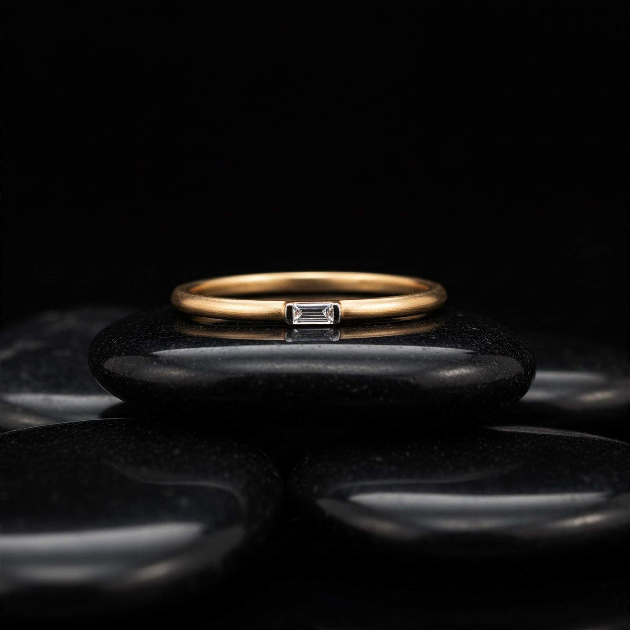 in vendita:  Anello Modern Band in oro giallo 14K (o 18k su richiesta) con diamante singolo baguette 4