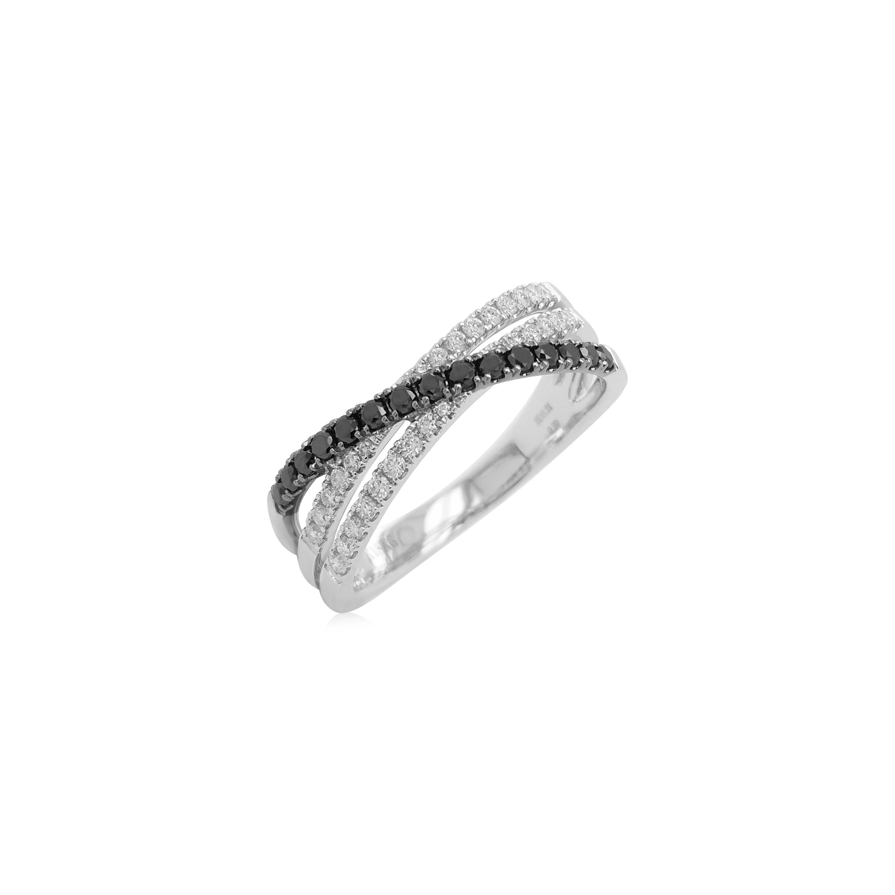 Round Cut Modern Band Ring in Black Diamonds and White diamonds made in 18K Gold For Sale