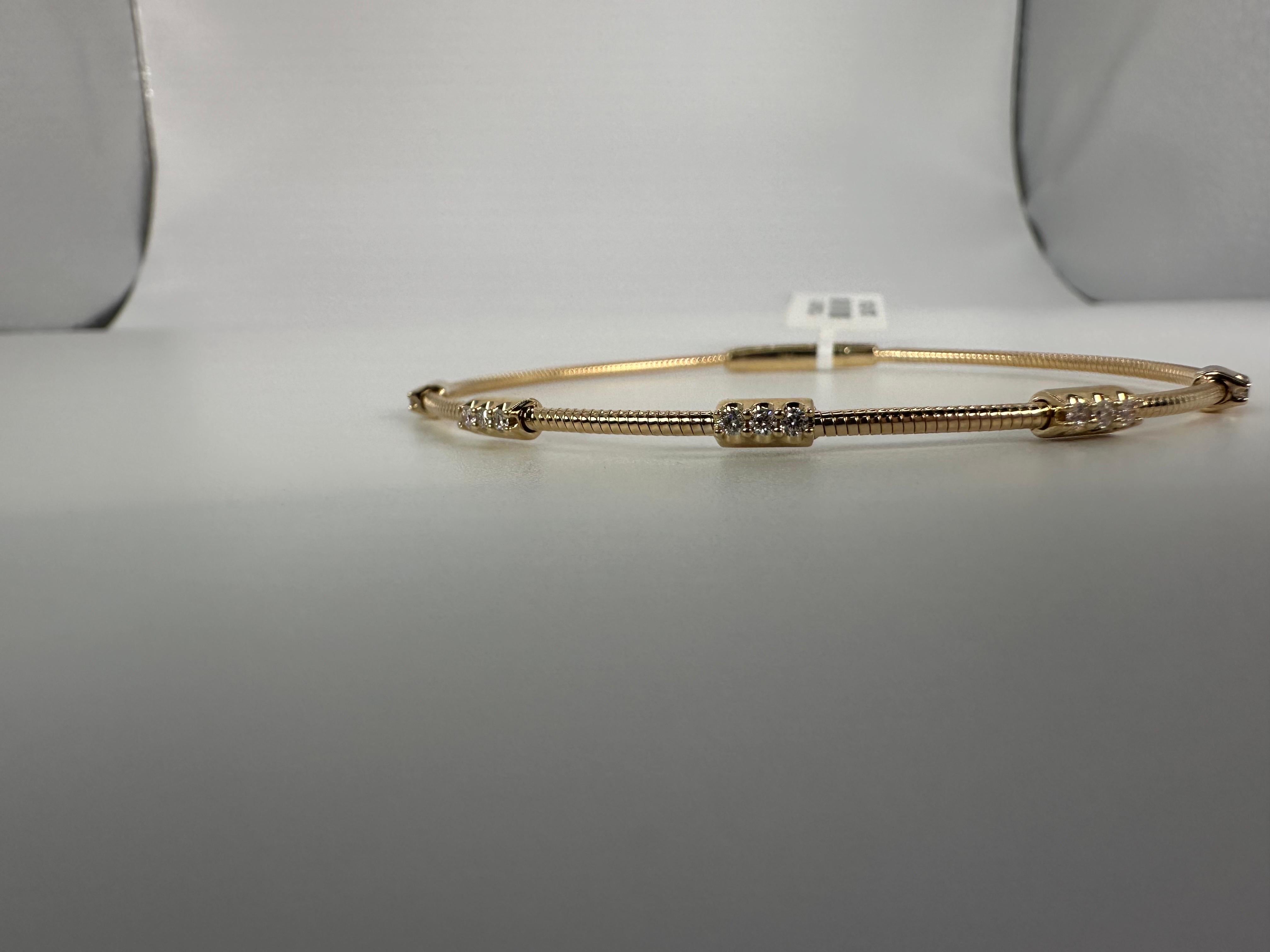 Bracciale flessibile con diamanti così innovativo, così carino e così scintillante! Realizzato in oro massiccio 14KT con le più recenti tecnologie!!!! I diamanti hanno un peso complessivo di 0,22 carati con purezza VS e colore F-G.

Viene fornito