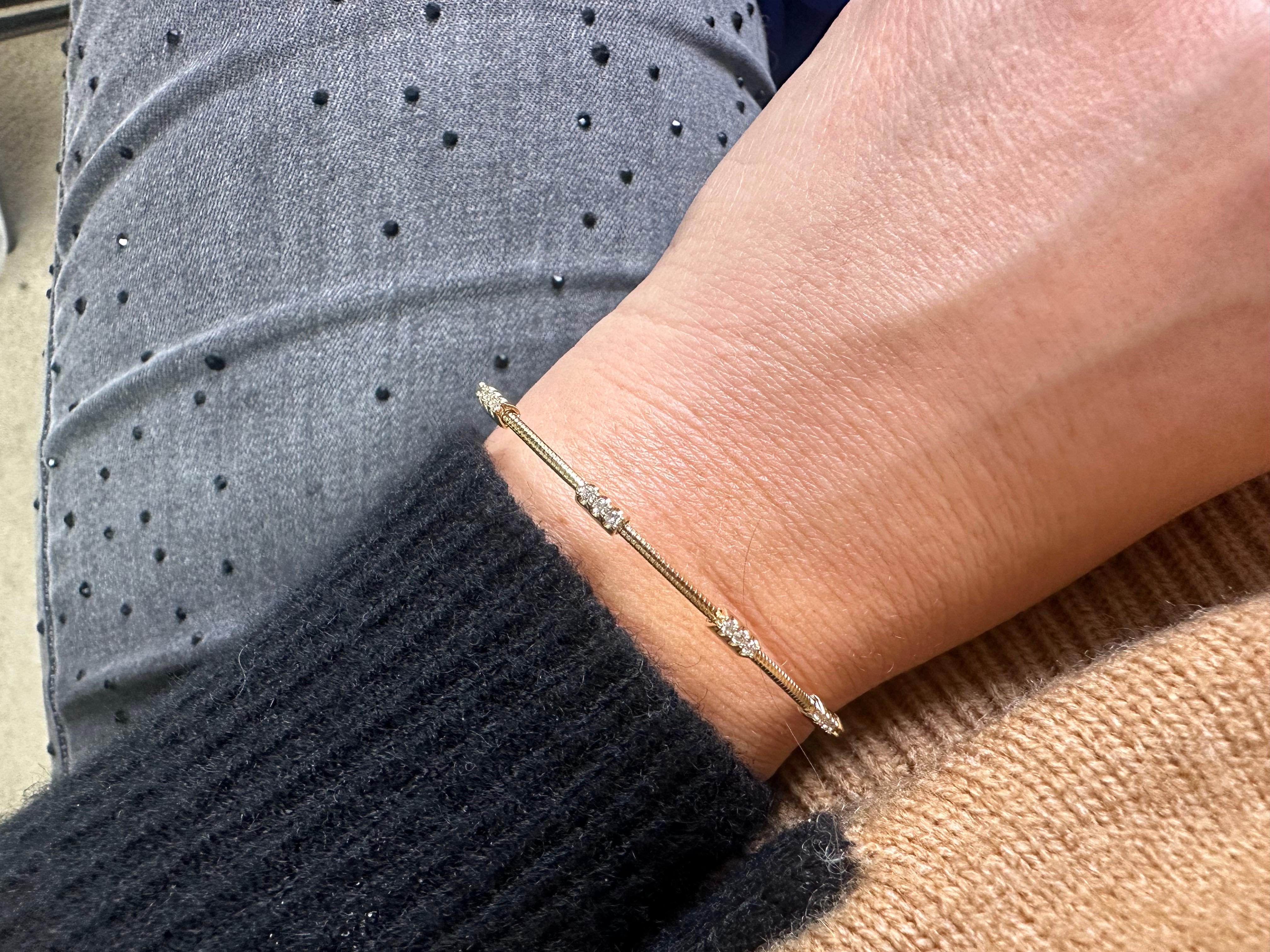 Taglio brillante Bracciale bangle moderno in oro 14KT Bracciale bangle flessibile con diamanti in vendita