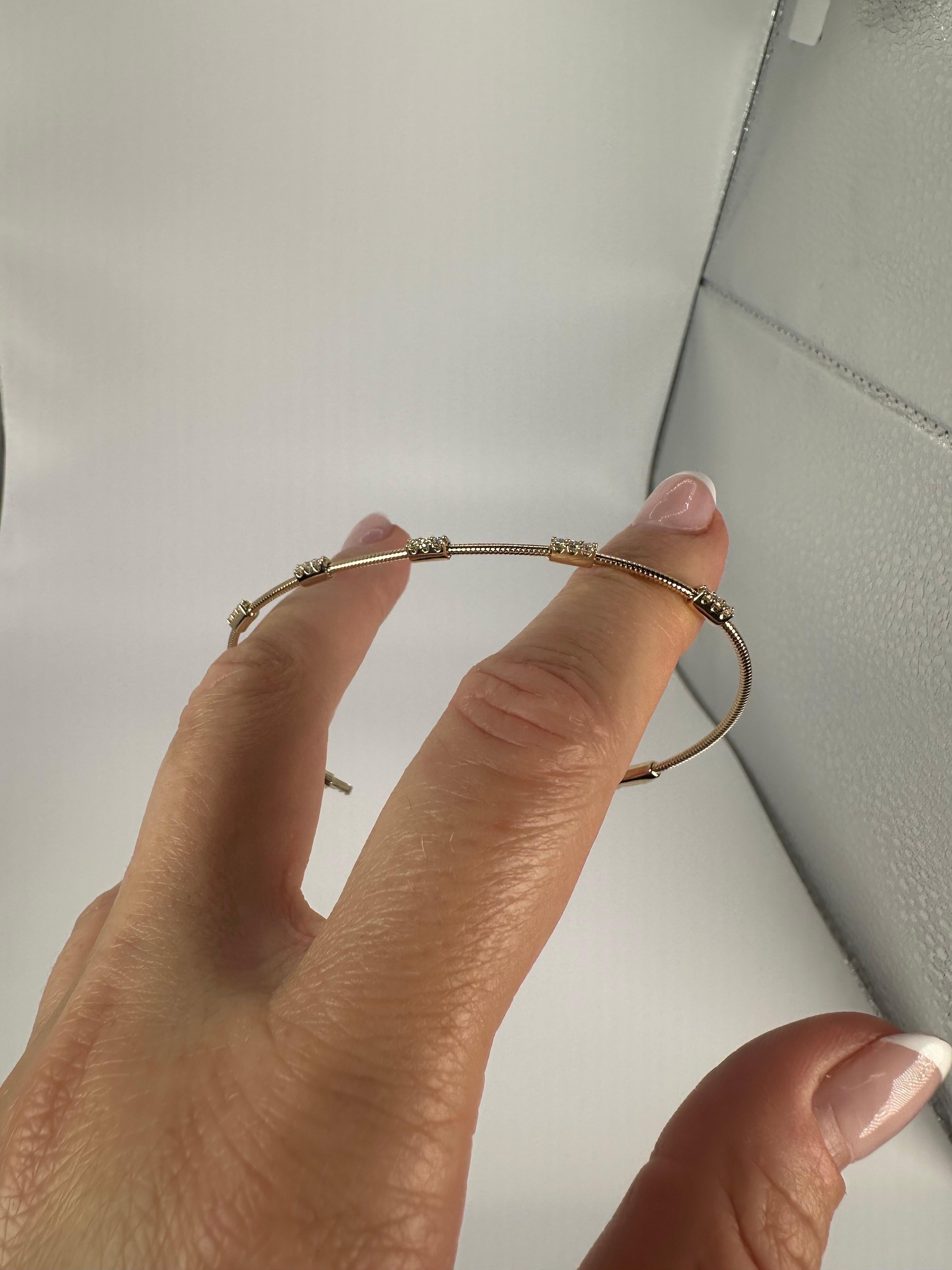 Bracciale bangle moderno in oro 14KT Bracciale bangle flessibile con diamanti in vendita 2