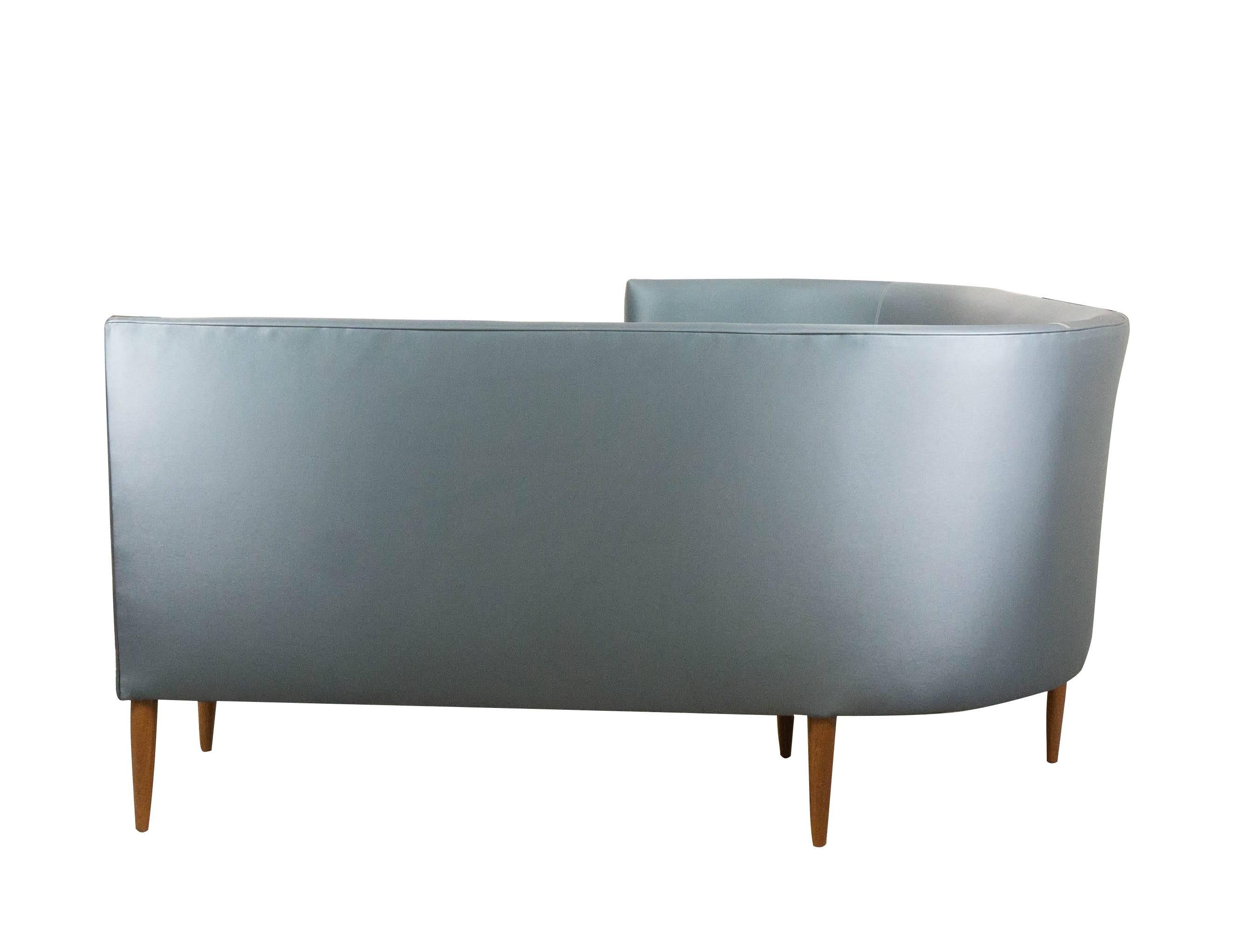 Moderne moderne Banquette, anpassbar im Zustand „Neu“ im Angebot in Greenwich, CT