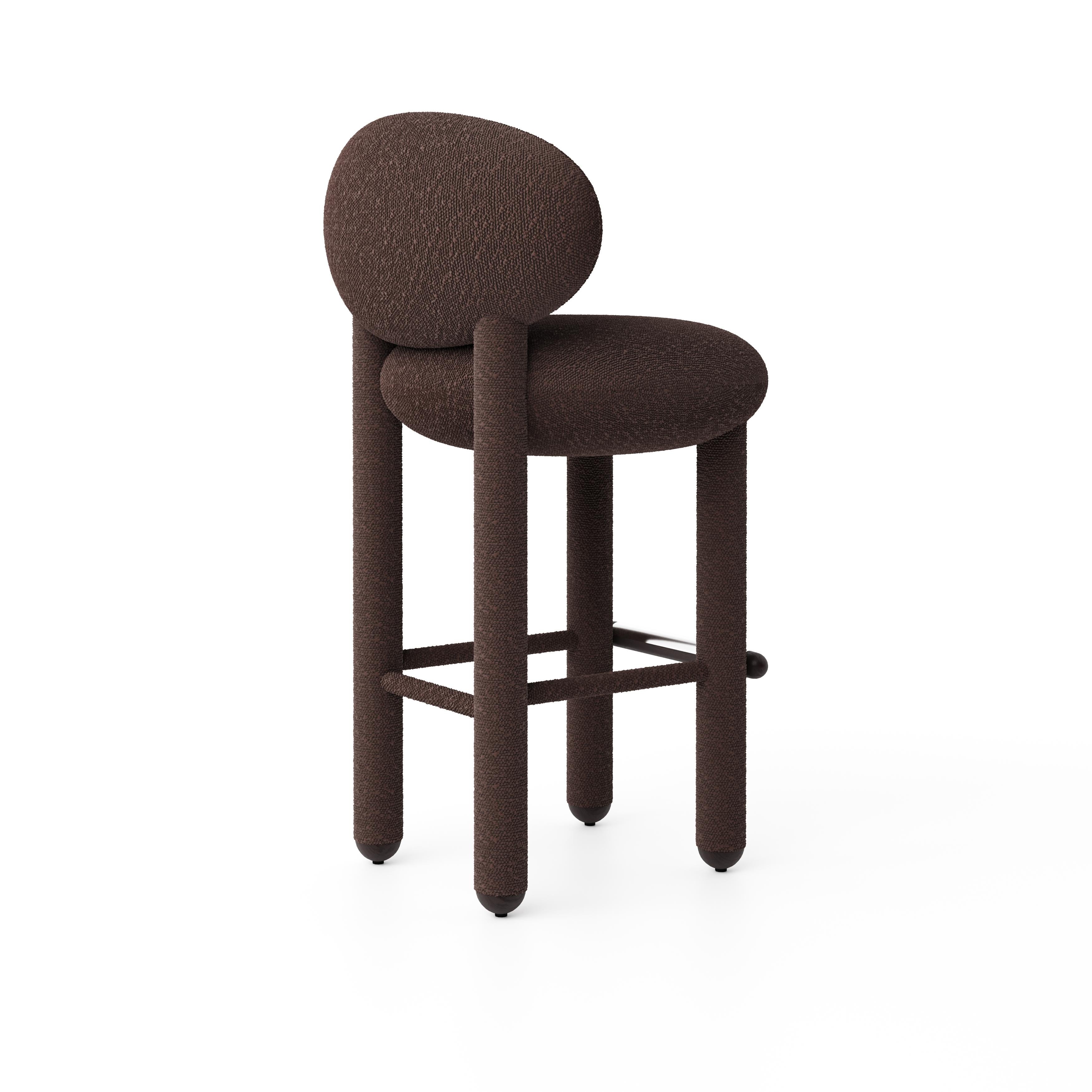 La sedia da bar di design Flock non è solo una sedia moderna: è un capolavoro che fonde perfettamente l'eleganza senza tempo con il comfort e la meticolosa lavorazione artigianale. Questa sedia ad altezza bar è caratterizzata da una seduta profonda