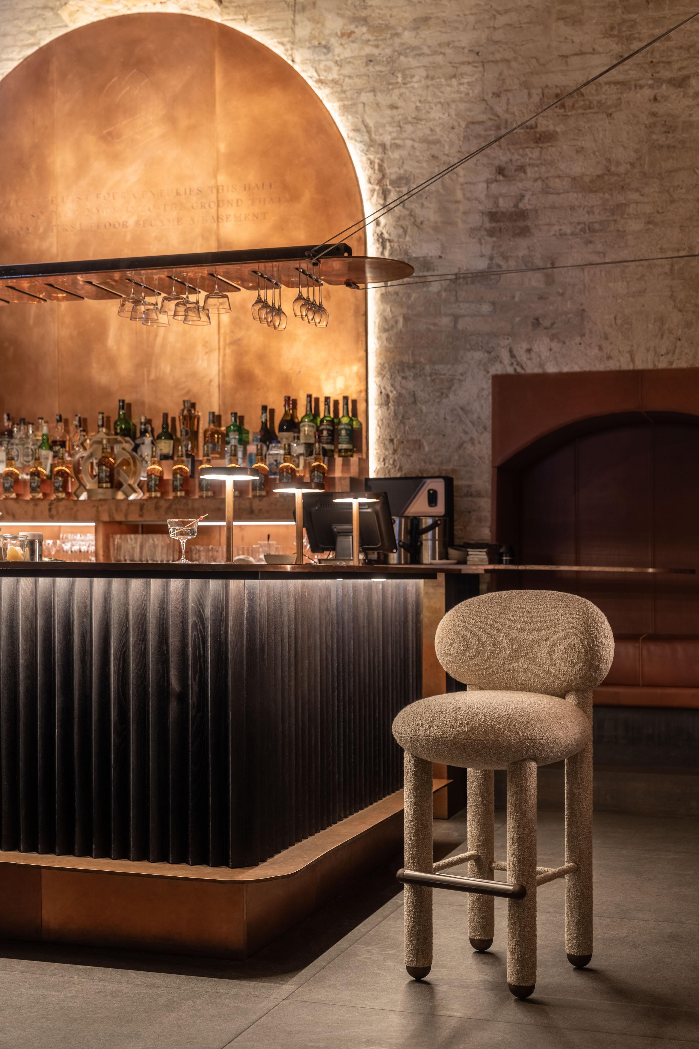 La sedia da bar di design Flock non è solo una sedia moderna: è un capolavoro che fonde perfettamente l'eleganza senza tempo con il comfort e la meticolosa lavorazione artigianale. Questa sedia ad altezza bar è caratterizzata da una seduta profonda
