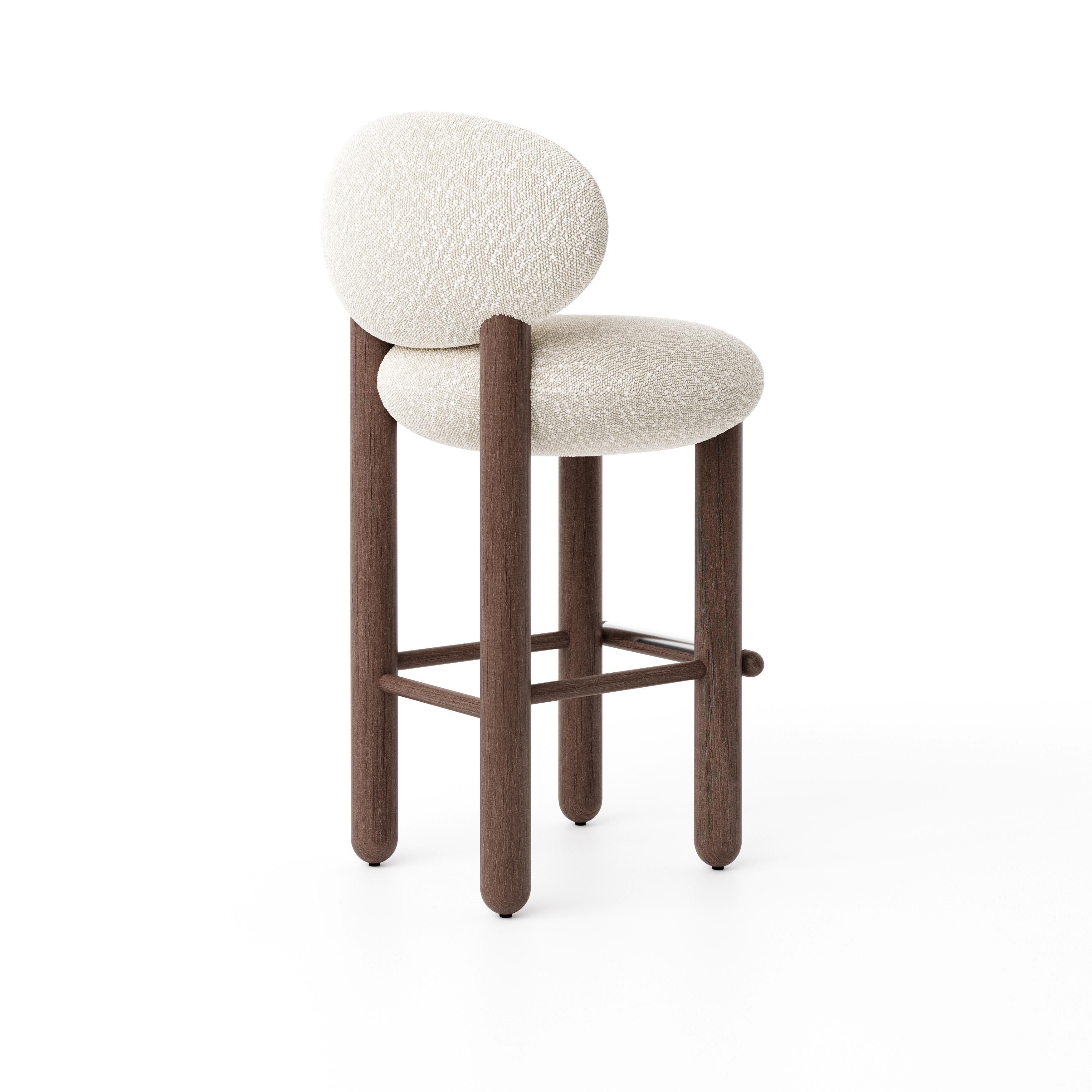 Der Design-Barstuhl Flock ist nicht nur ein moderner Stuhl, sondern ein Meisterwerk, das zeitlose Eleganz mit Komfort und sorgfältiger Handwerkskunst nahtlos verbindet. Dieser barhohe Stuhl verfügt über eine tiefe, weiche Sitzfläche und eine