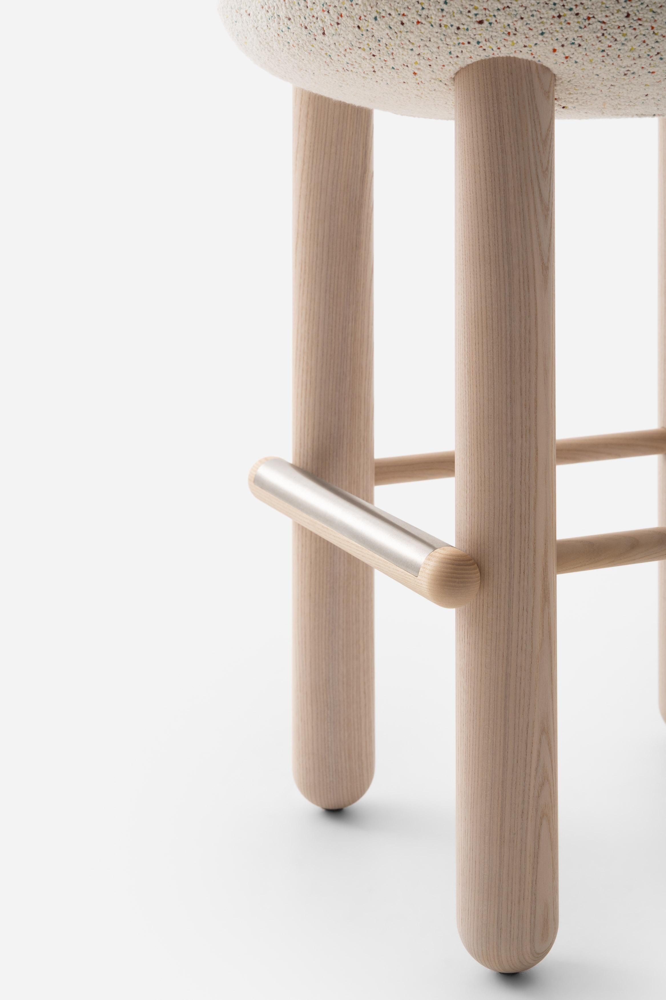 Moderner Barsessel Flock CS2 / 75 cm mit Holzbeinen in Karnevalsbouclé von Noom im Angebot 7