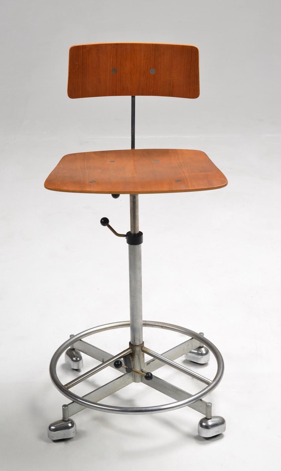 Jørgen Rasmussen für Kevi, Verstellbarer Zeichnungshocker, Studiostuhl oder Stehpult, charakteristisch für das dänische und skandinavische Design der Jahrhundertmitte. Der Hocker verfügt über eine Handkurbel zur Höhenverstellung, eine verchromte