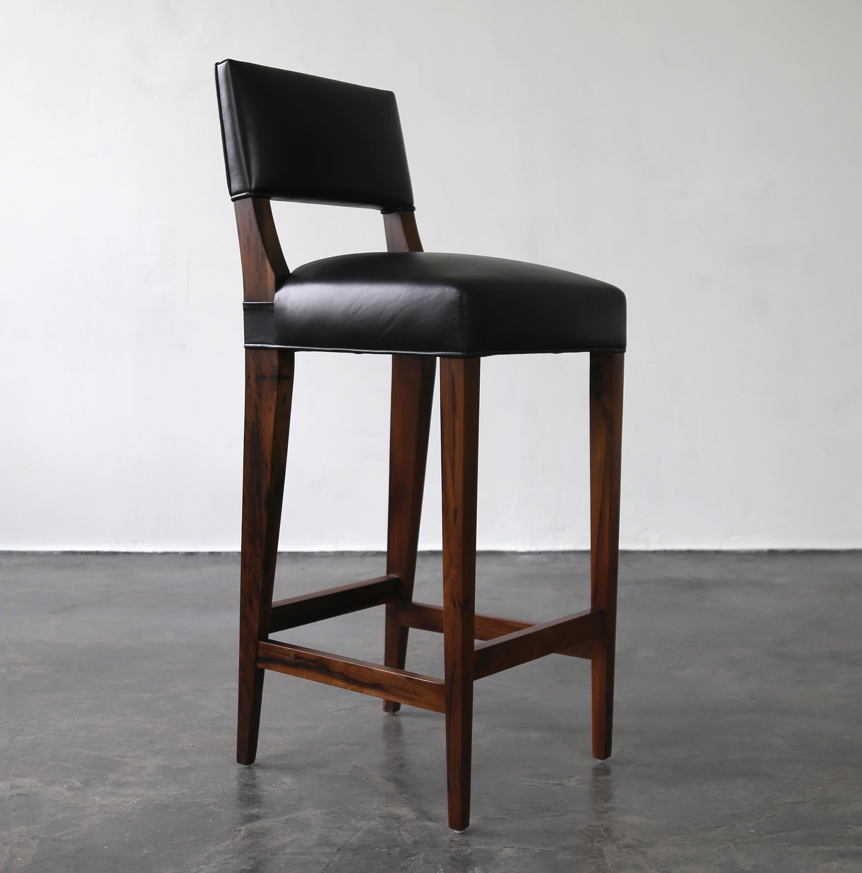 Costantini ist stolz darauf, die härtesten und schönsten Harthölzer für die Herstellung seiner Sitzmöbel zu verwenden. Der Bruno Hocker aus argentinischem Palisanderholz hat eine relativ niedrige, kantige Rückenlehne, die an den gleichnamigen Stuhl