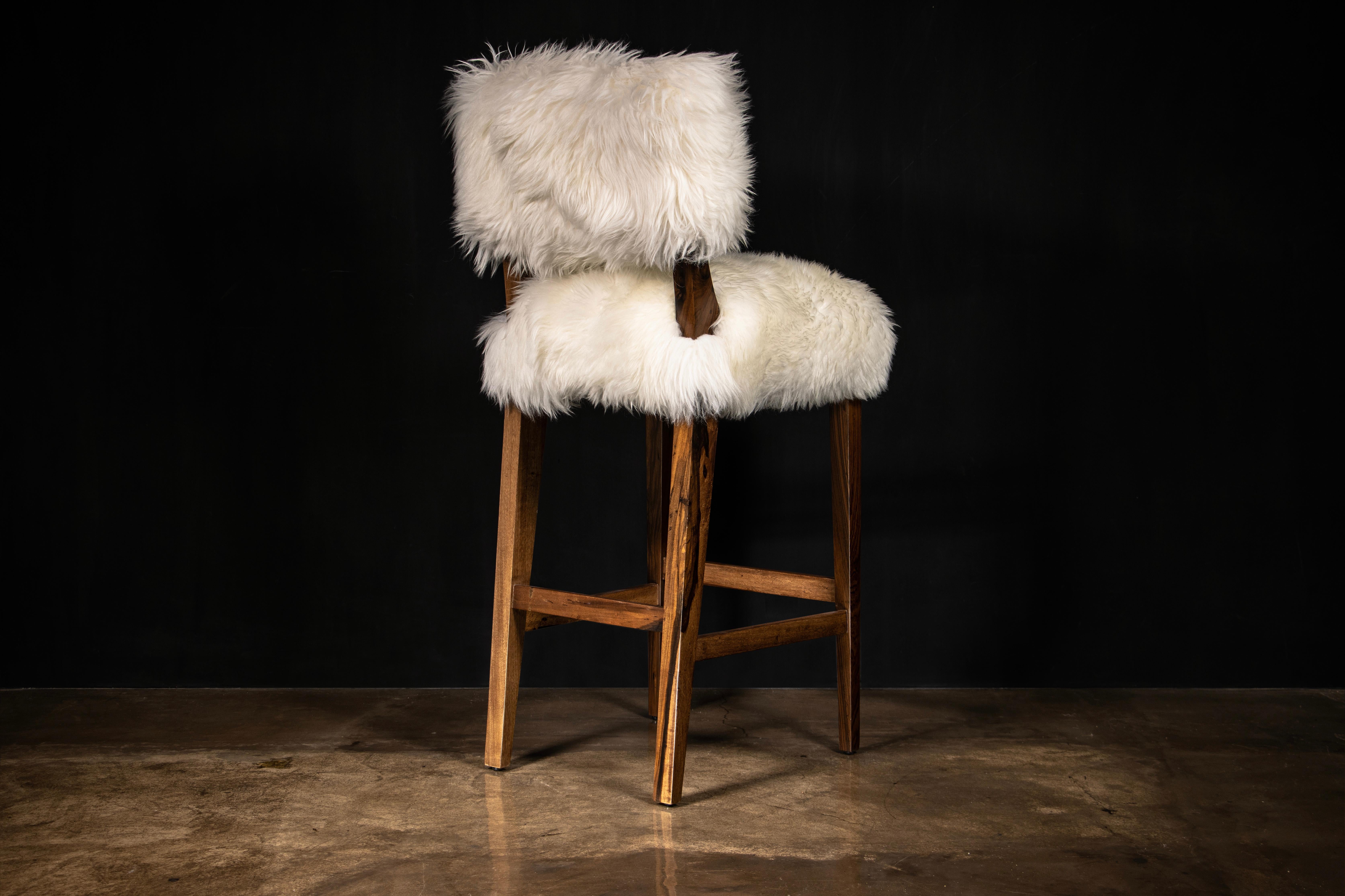 Moderner Barhocker aus exotischem Holz und Schafsleder von Costantini, Bruno Ovino (Argentinisch) im Angebot