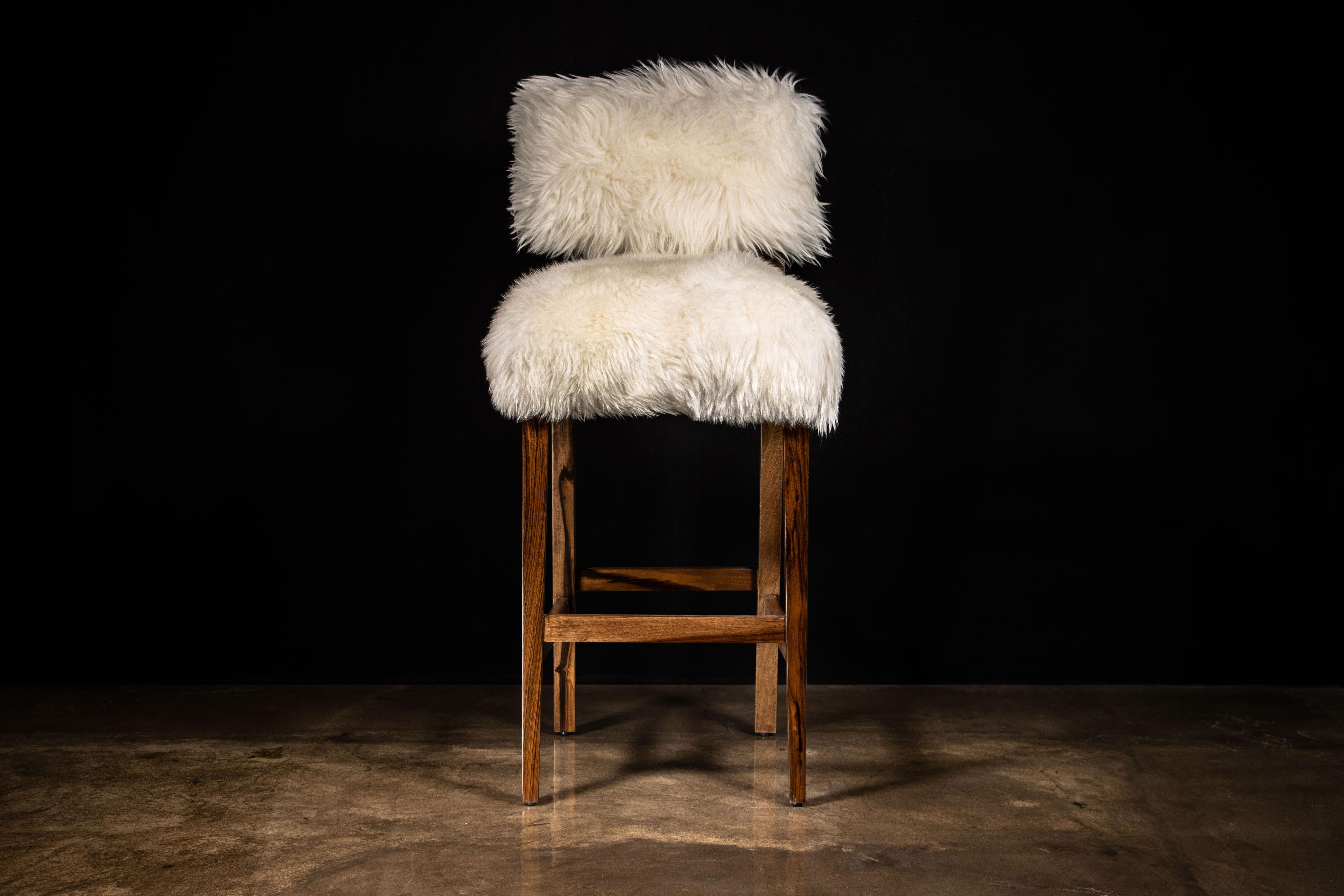 Moderner Barhocker aus exotischem Holz und Schafsleder von Costantini, Bruno Ovino (Holzarbeit) im Angebot