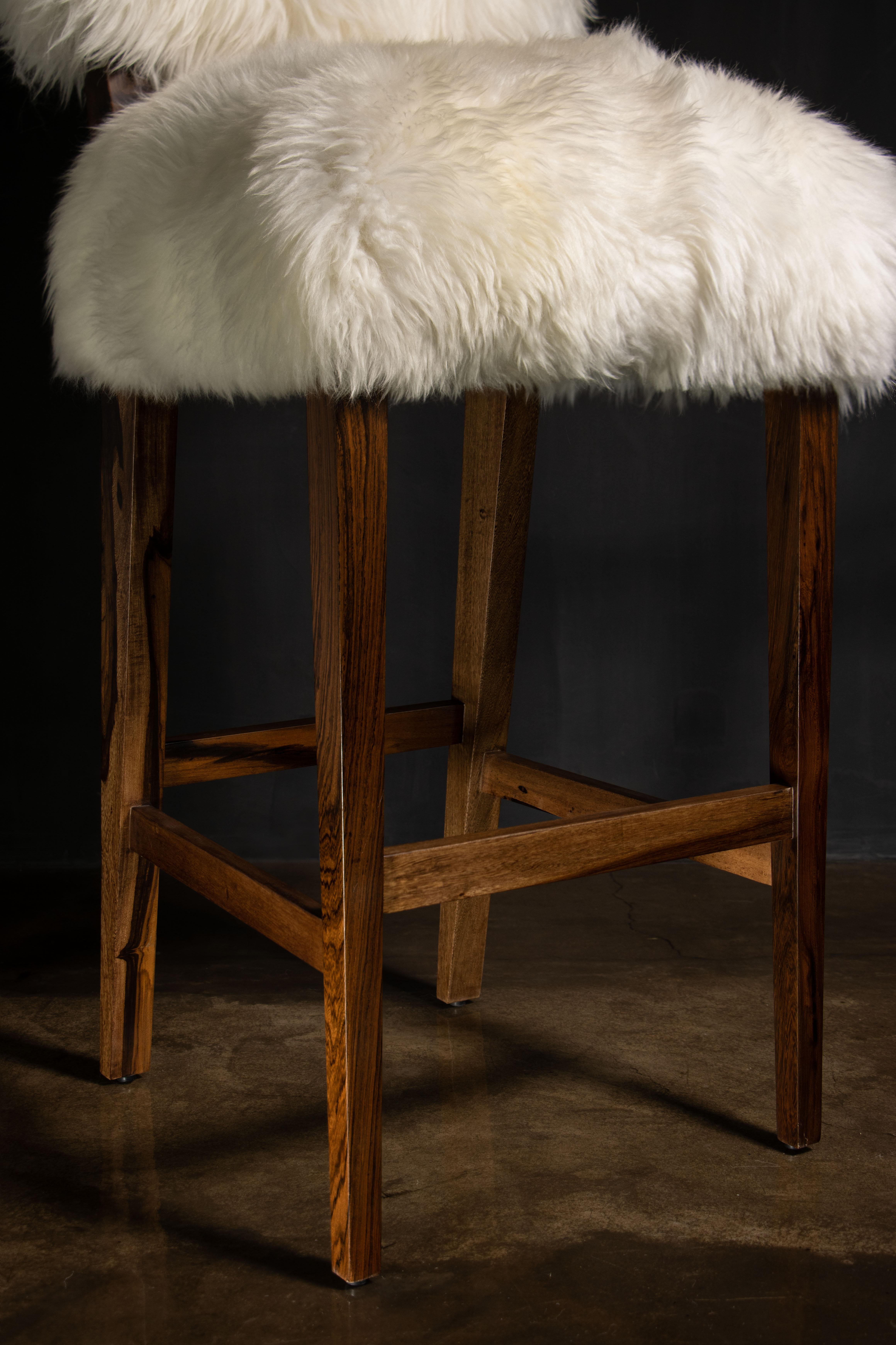 Moderner Barhocker aus exotischem Holz und Schafsleder von Costantini, Bruno Ovino (Schaffell und Schafleder) im Angebot