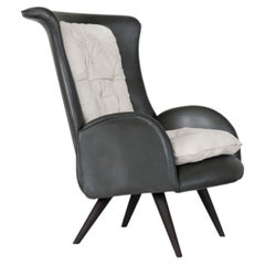 Sedia da salotto moderna Barao, pelle grigio chiaro, fatta a mano in Portogallo da Greenapple