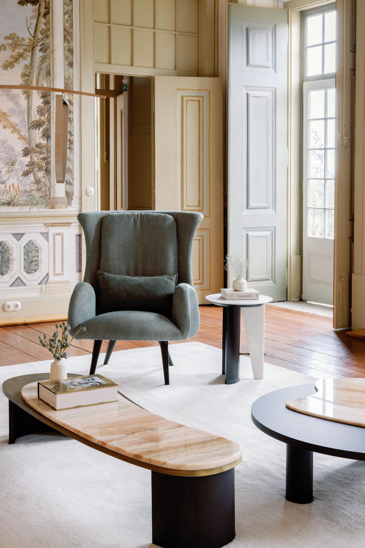 Portugais Chaise longue moderne Barao, tissu en lin beige, fait à la main au Portugal par Greenapple en vente