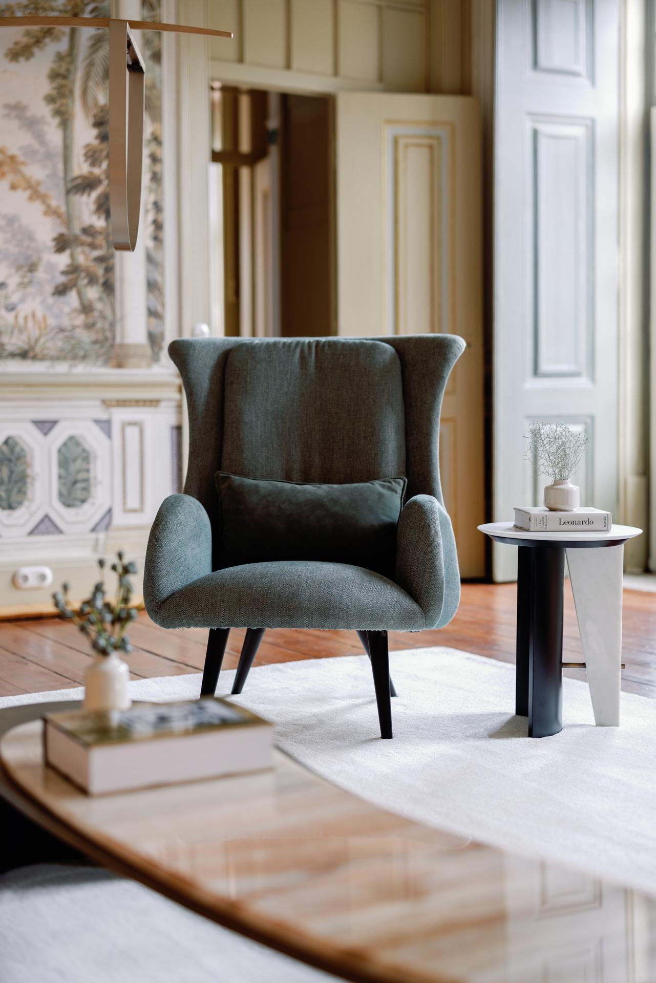 XXIe siècle et contemporain Chaise longue moderne Barao, tissu en lin beige, fait à la main au Portugal par Greenapple en vente