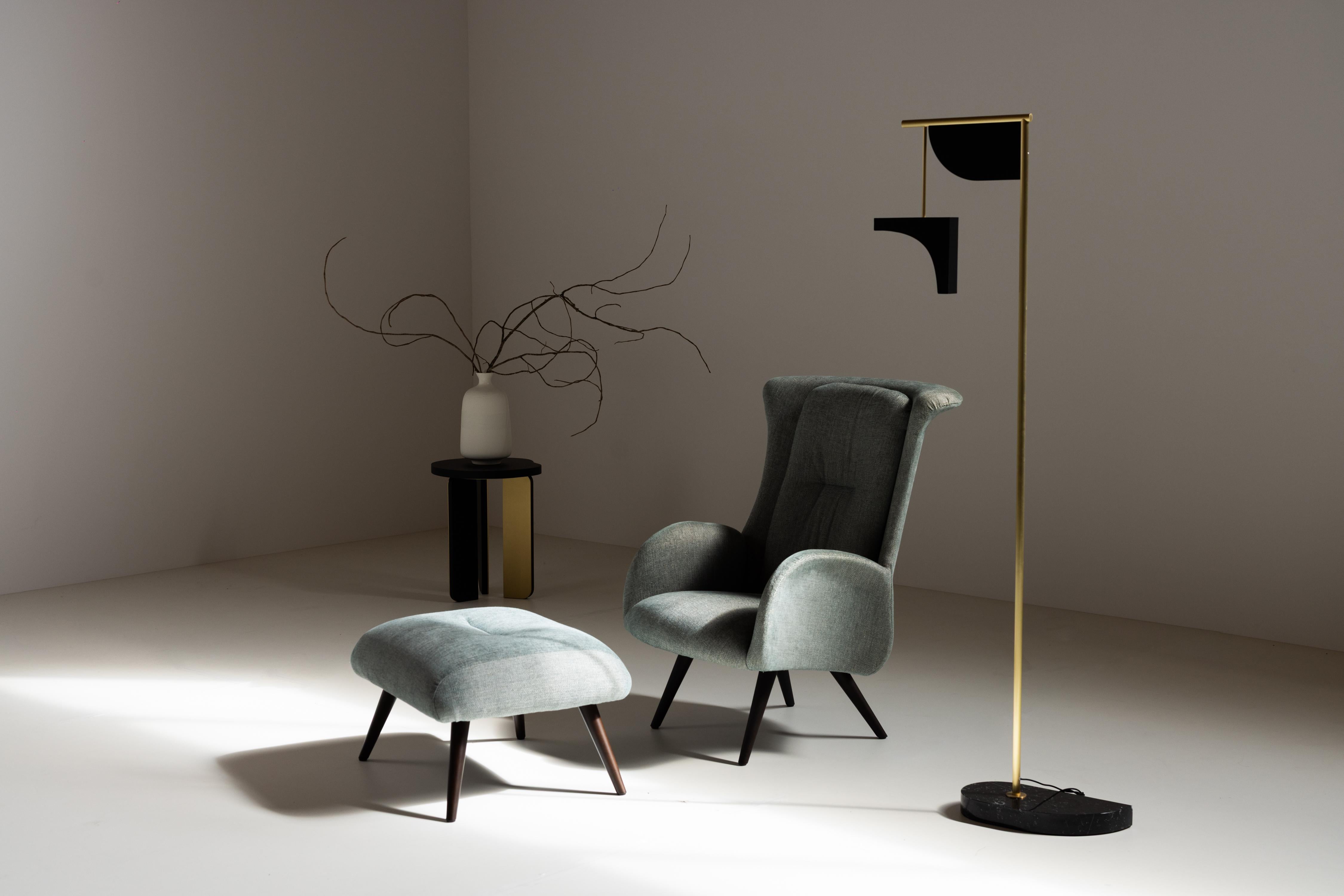 Chaise longue Barão, Collection Contemporary, fabriquée à la main au Portugal - Europe par Greenapple.

La chaise longue Barão s'inspire du travail méticuleux des cordonniers. Tapissé d'un tissu à chevrons aux coutures apparentes, Barão incarne la