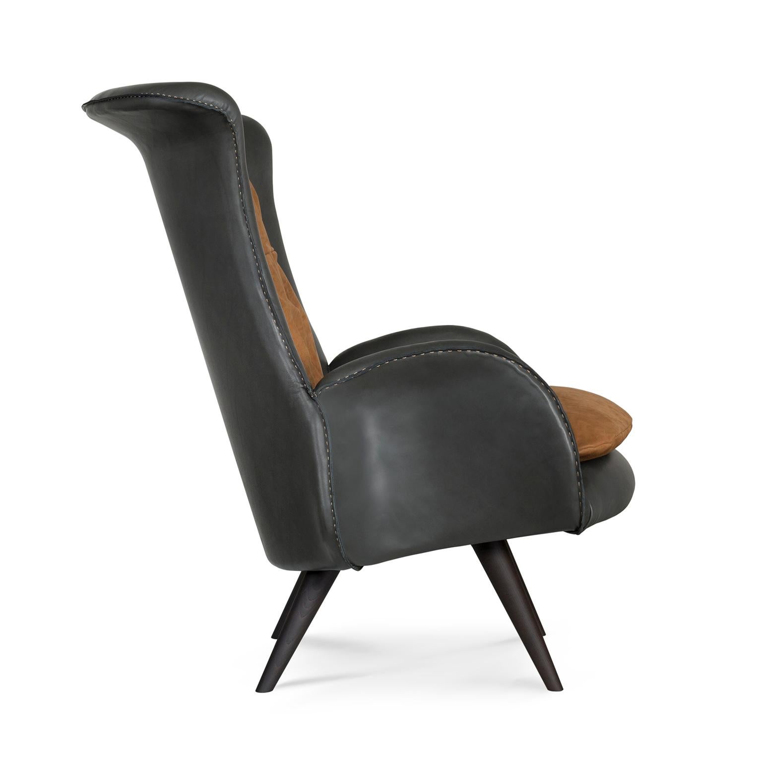 Silla Lounge Barão, Colección Contemporánea, Hecha a Mano en Portugal - Europa por Greenapple.

El sillón de cuero Barão se inspira en la meticulosa artesanía de los zapateros. Tapizado en piel italiana con pespuntes visibles en contraste, Barão