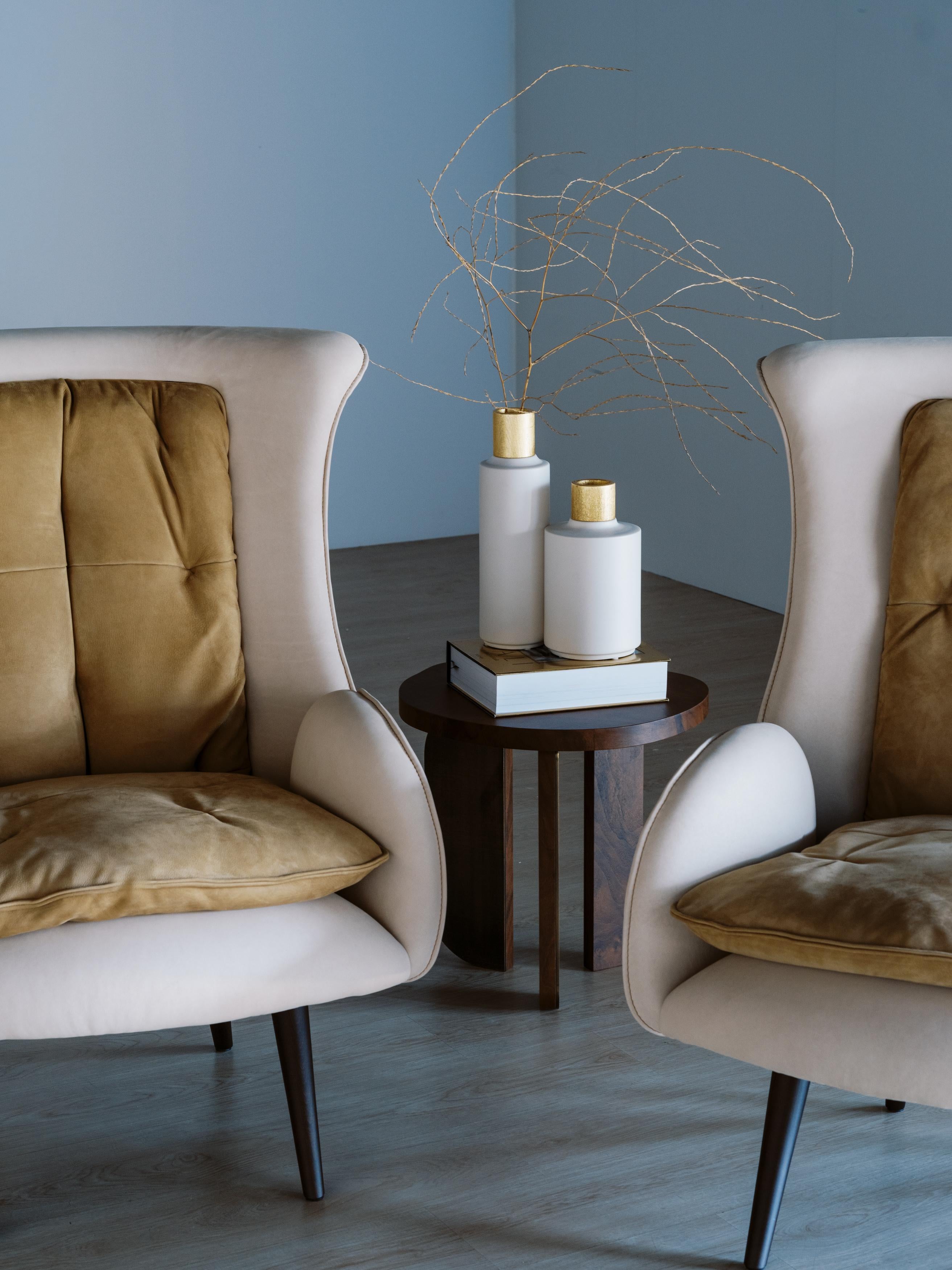 Moderner Barao Loungesessel, beige Nubuck Leder, handgefertigt Portugal von Greenapple (Messing) im Angebot