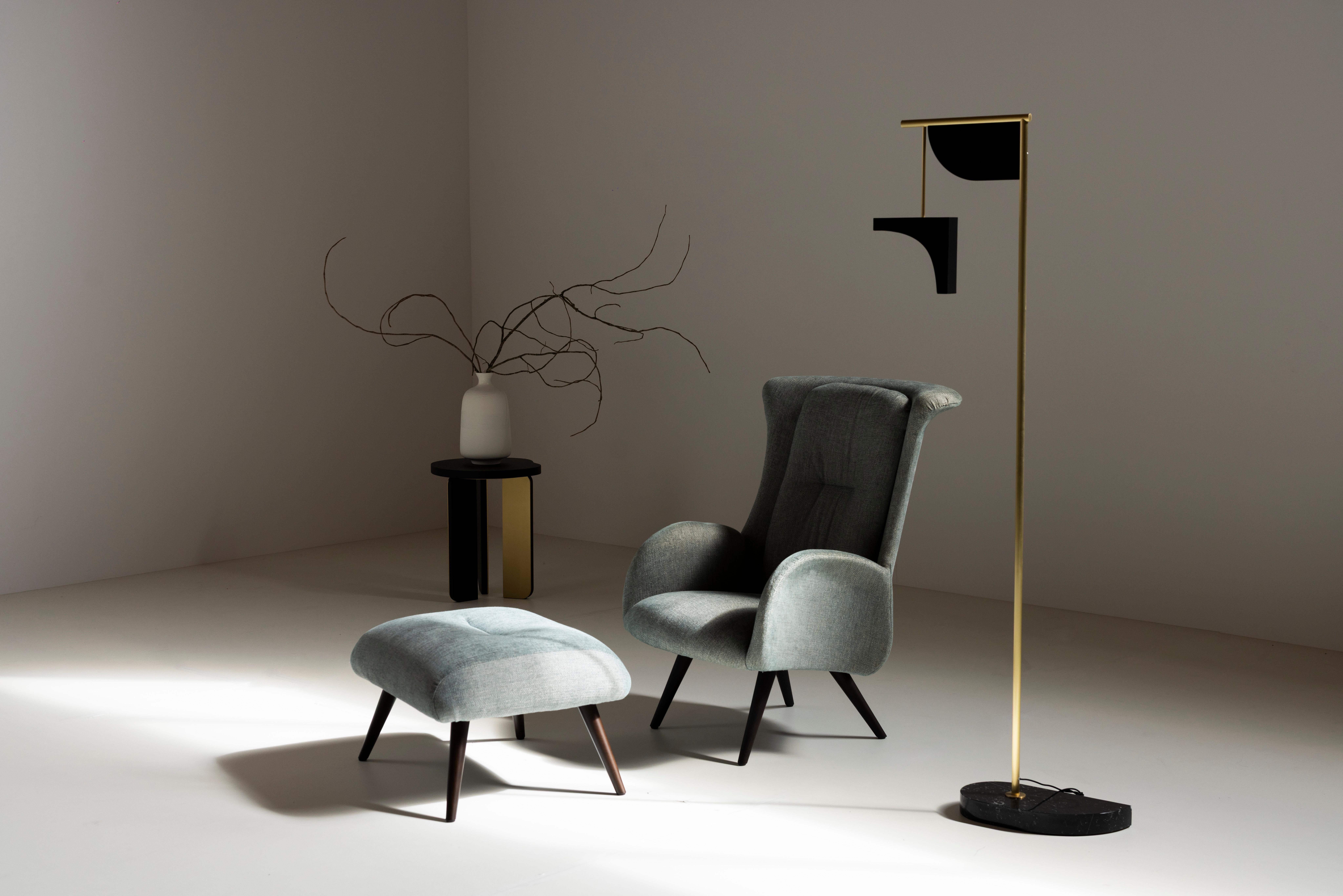 Sedia da salotto Barão, collezione contemporanea, realizzata a mano in Portogallo - Europa da Greenapple.

La poltrona lounge in pelle Barão trae ispirazione dalla meticolosa lavorazione artigianale dei calzolai. Rivestito in pelle italiana con