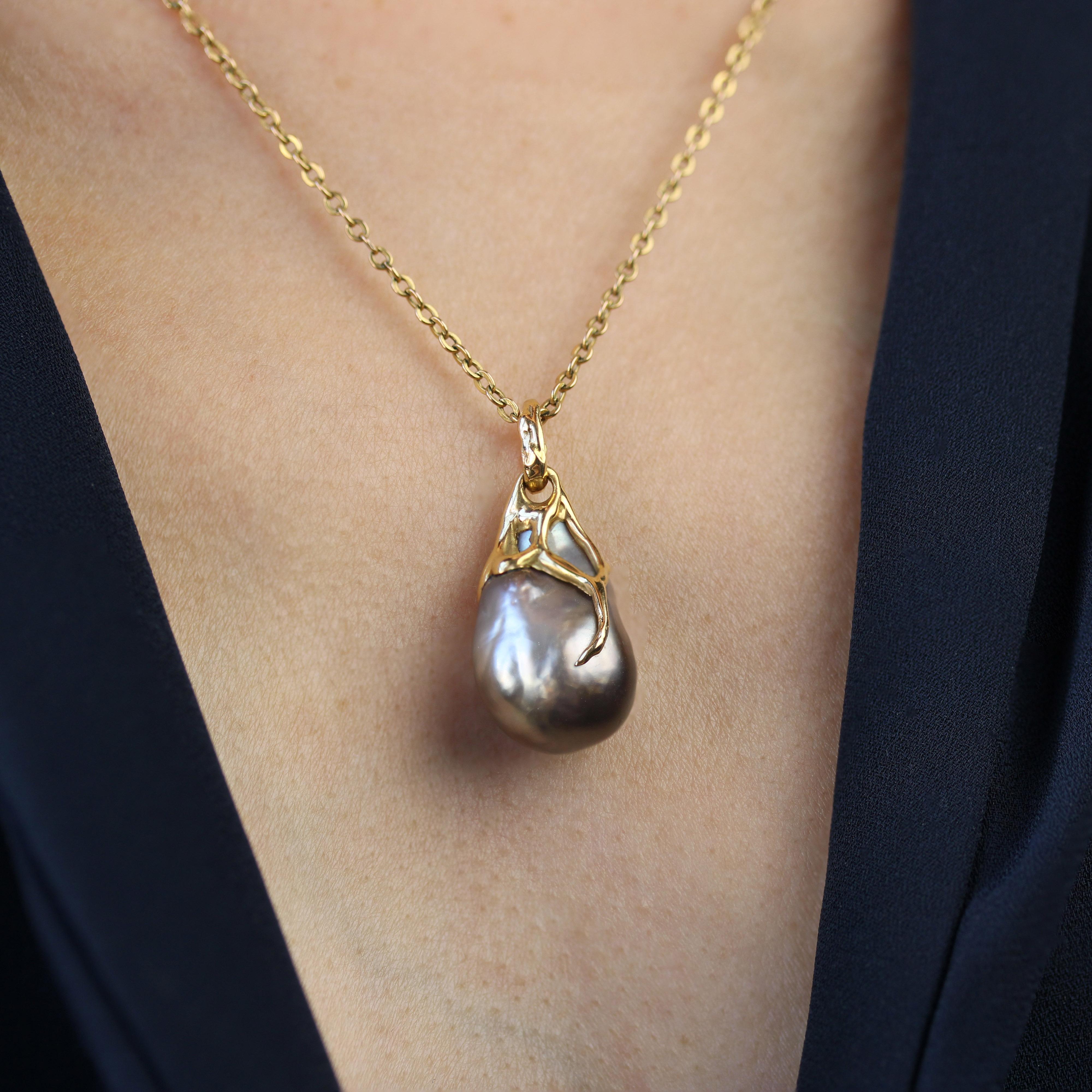 Pendentif baroque moderne en or jaune 18 carats et perles grises en vente 5