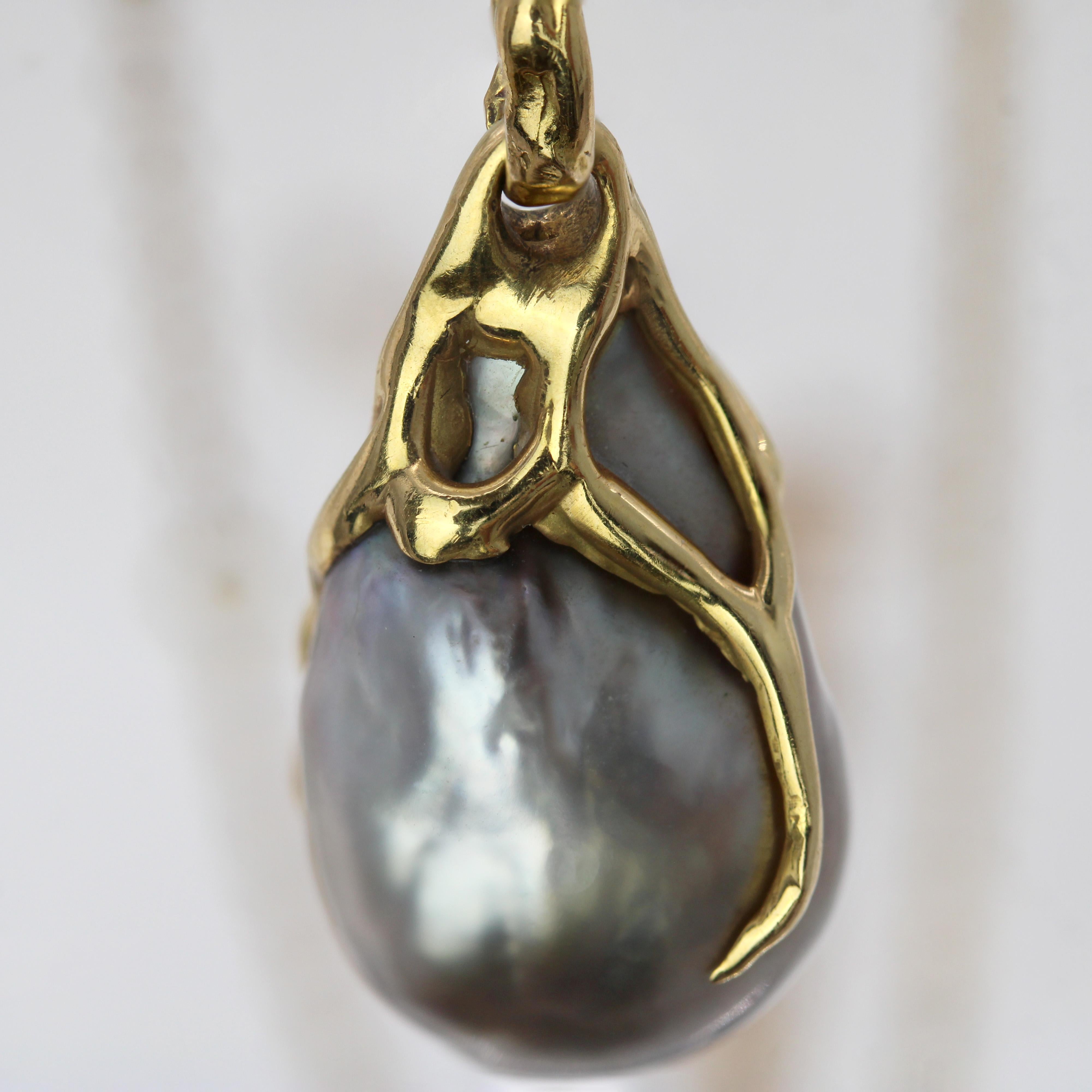 Pendentif baroque moderne en or jaune 18 carats et perles grises en vente 6