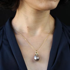 Pendentif baroque moderne en or jaune 18 carats et perles grises