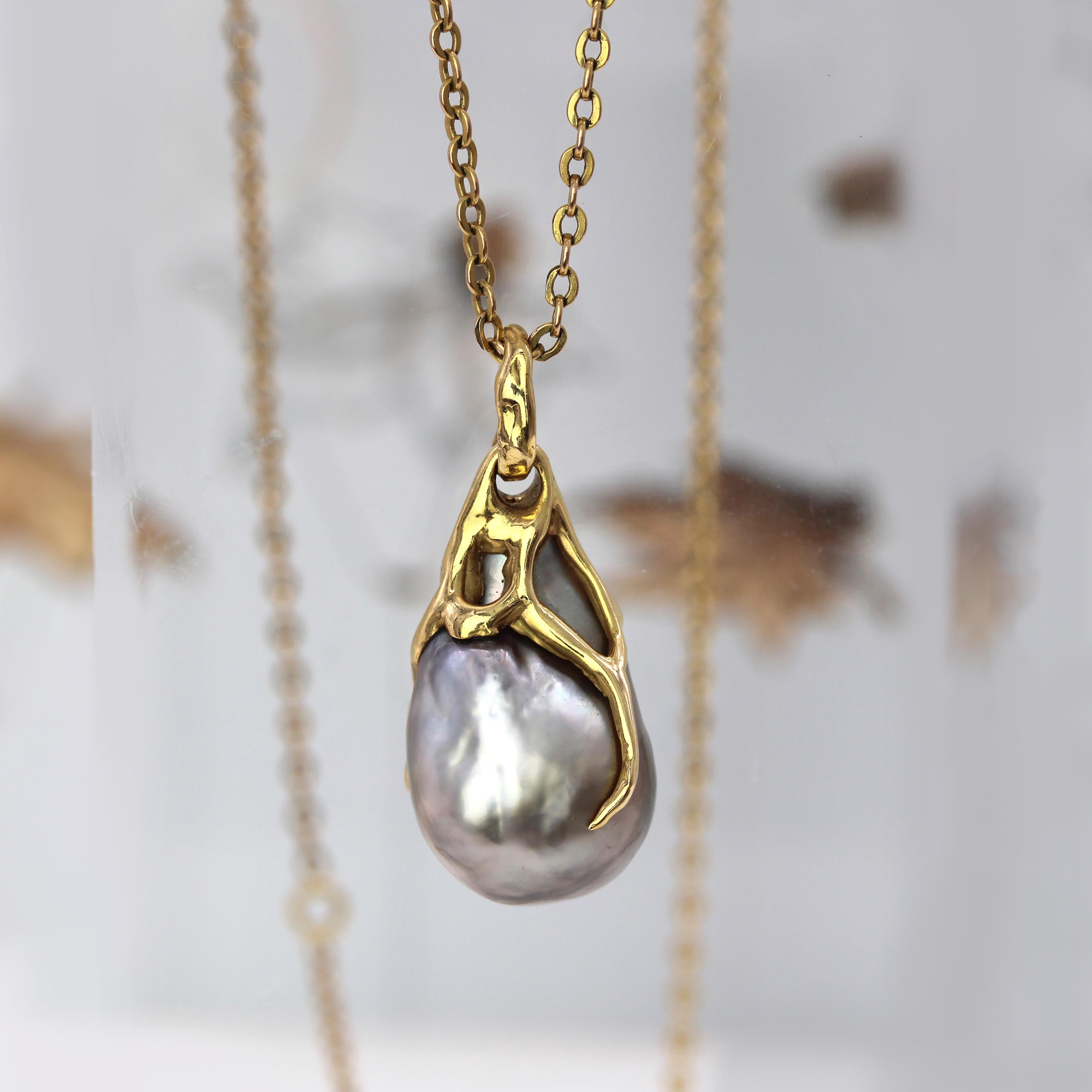 Moderne Pendentif baroque moderne en or jaune 18 carats et perles grises en vente