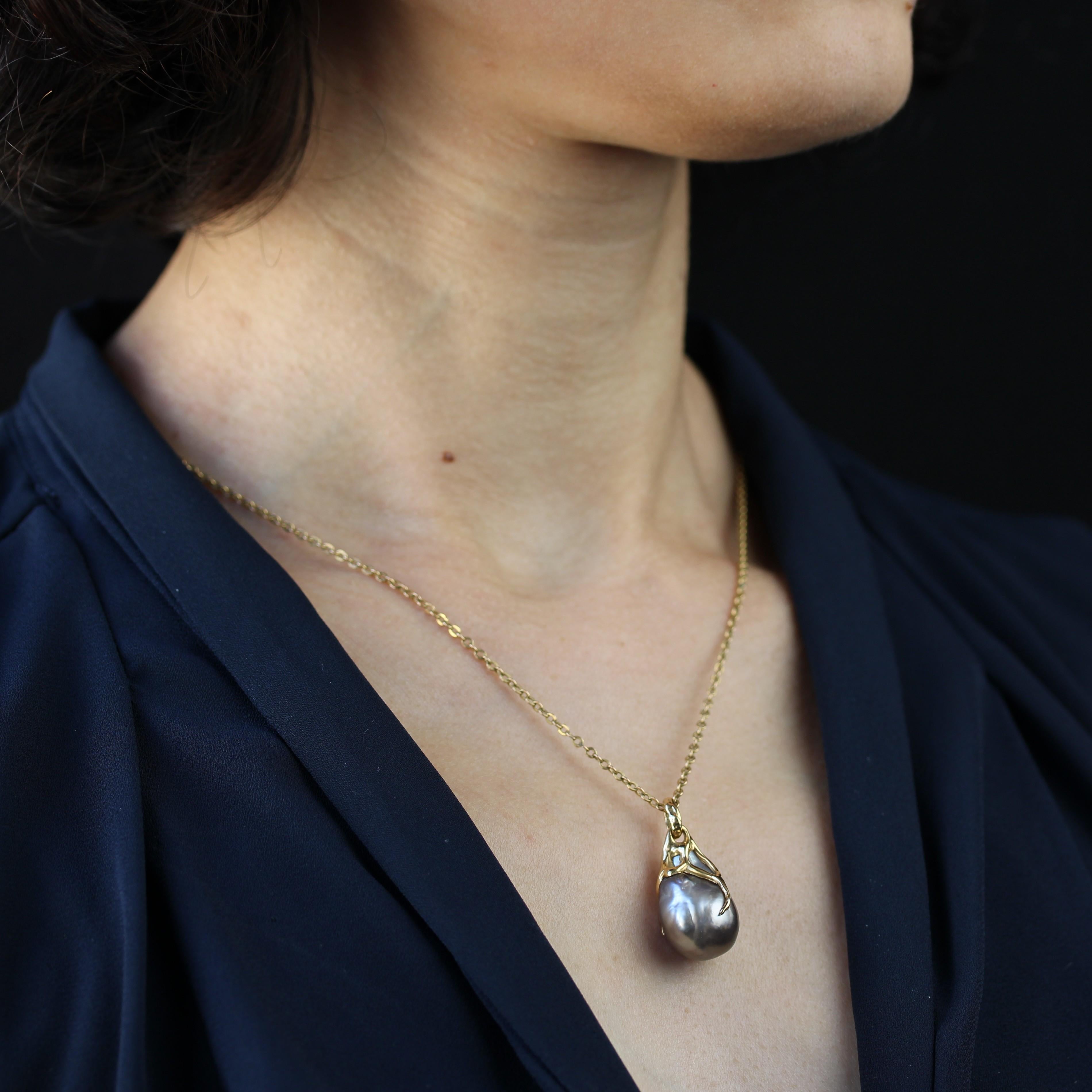 Pendentif baroque moderne en or jaune 18 carats et perles grises en vente 2